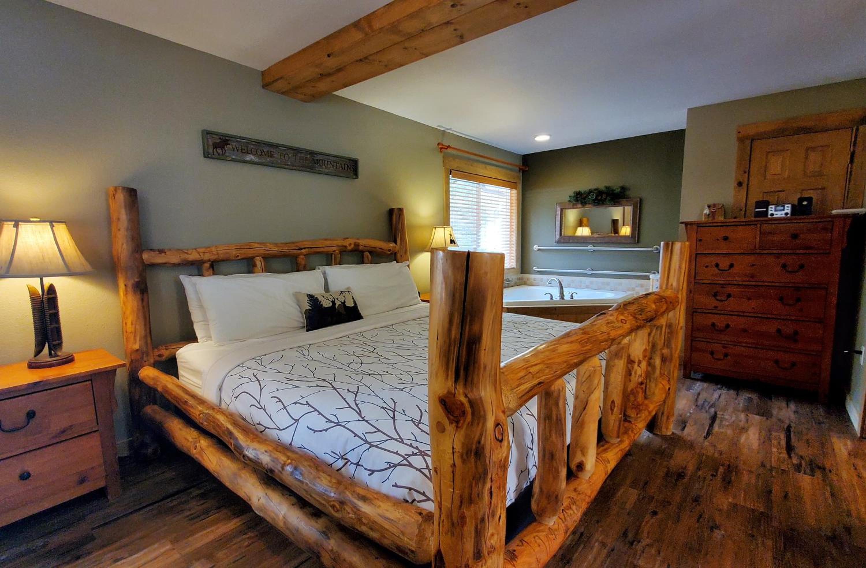 Luxury Ponderosa Cabin with River View photo 3