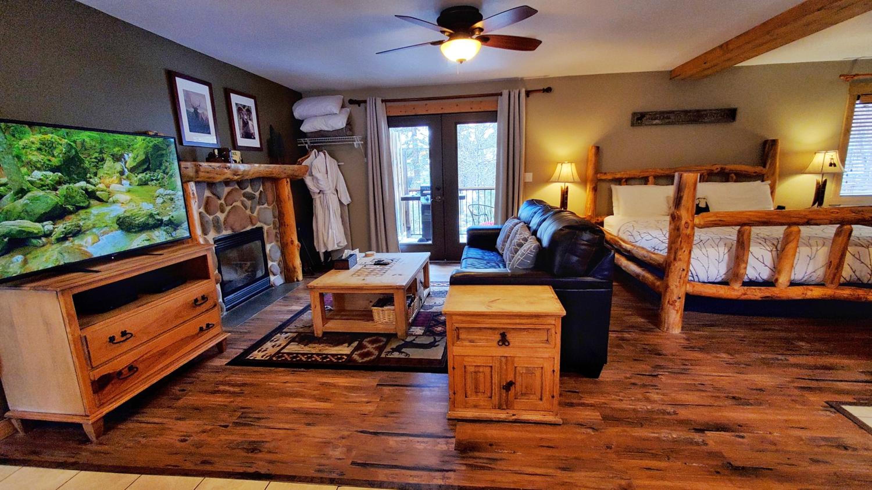 Luxury Ponderosa Cabin with River View photo 1