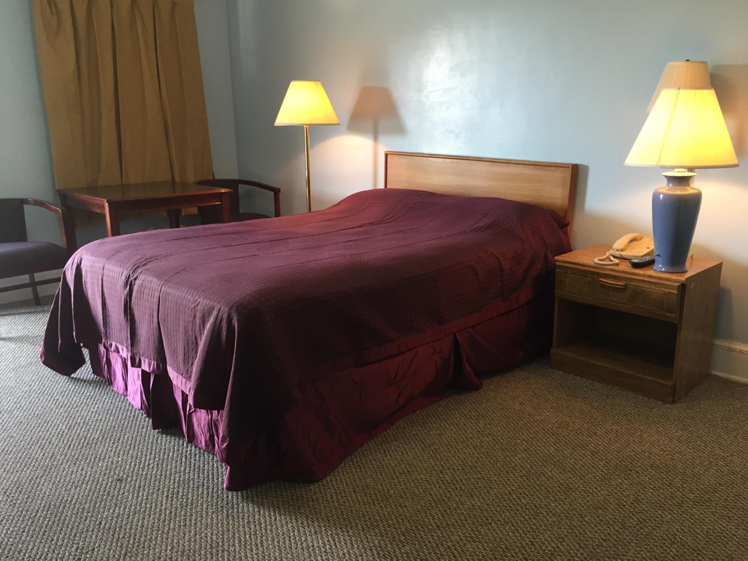 Queen Room photo 1