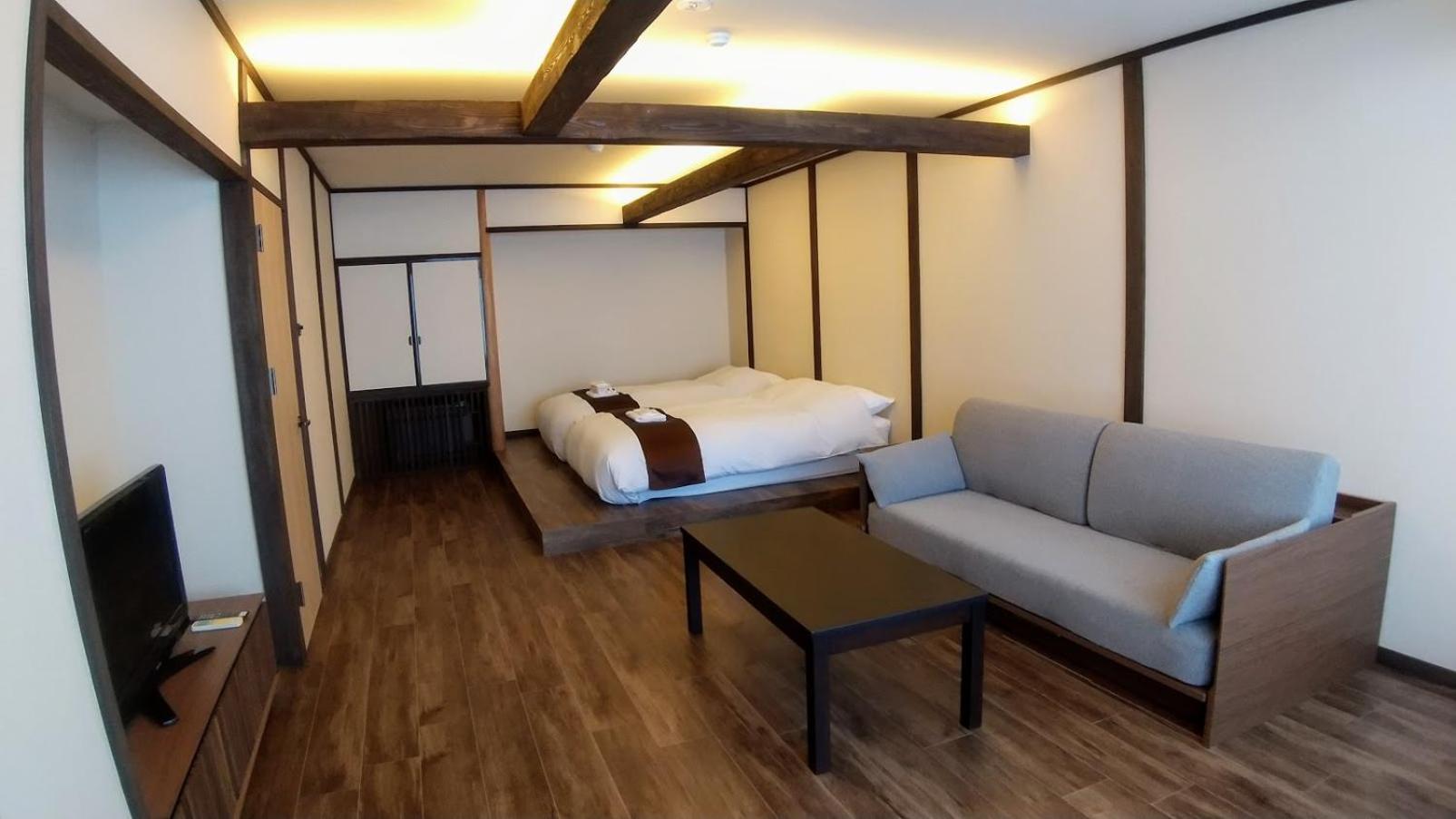 Family Room with Private Bathroom photo 2