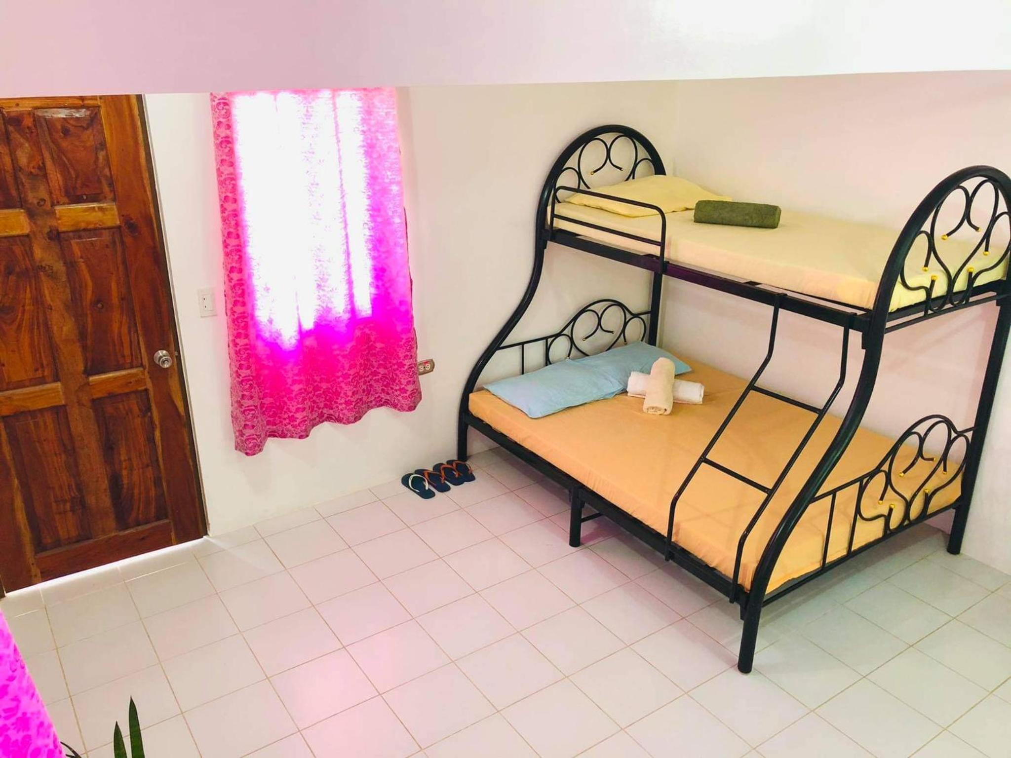 Family Room with Private Bathroom - Photo 2