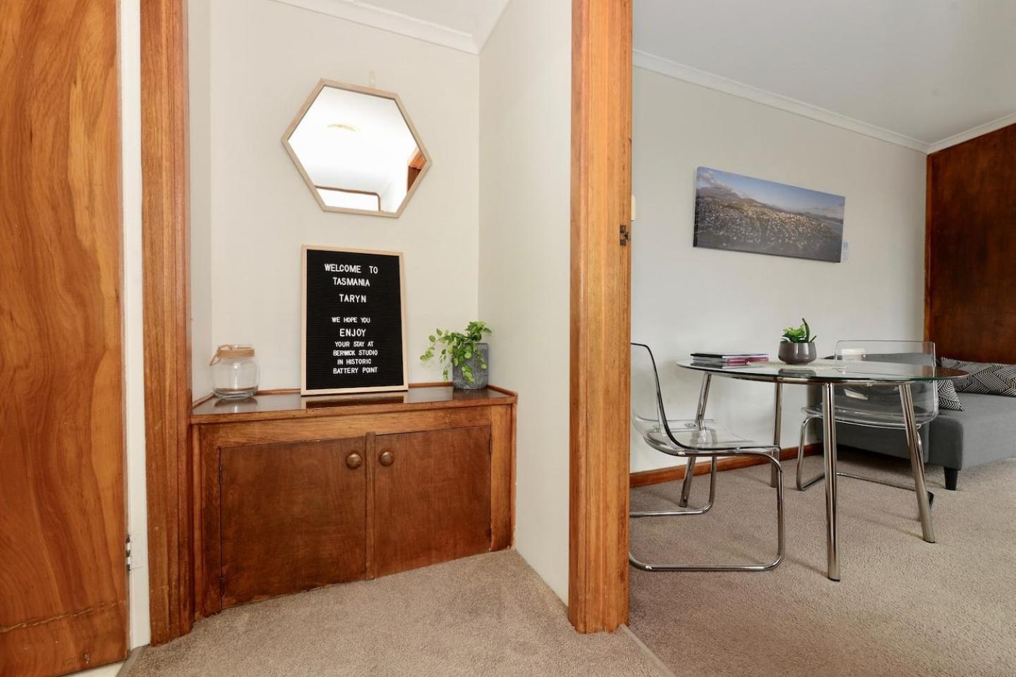 One-Bedroom Apartment - Photo 3