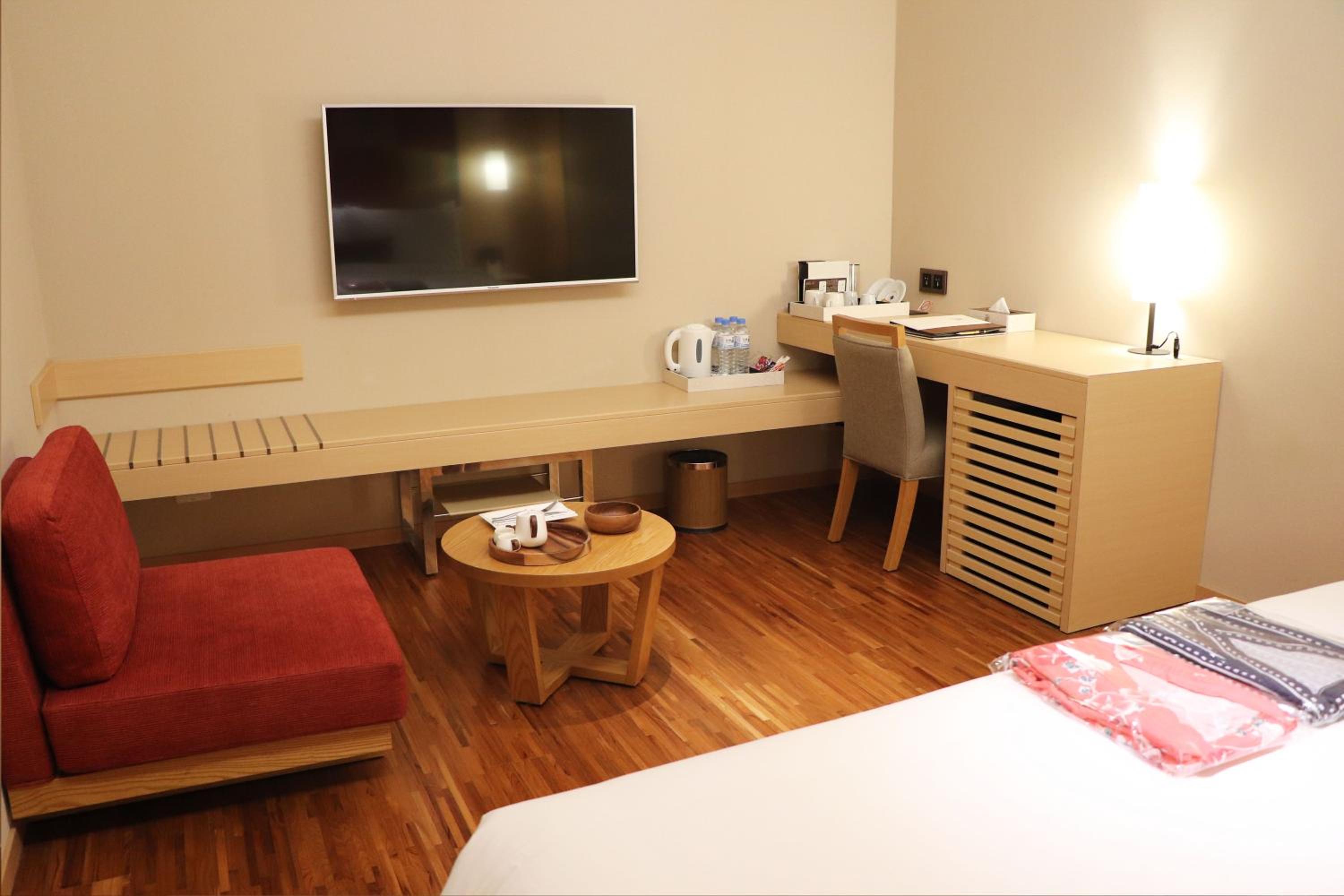 Deluxe Double Room thumbnail 6