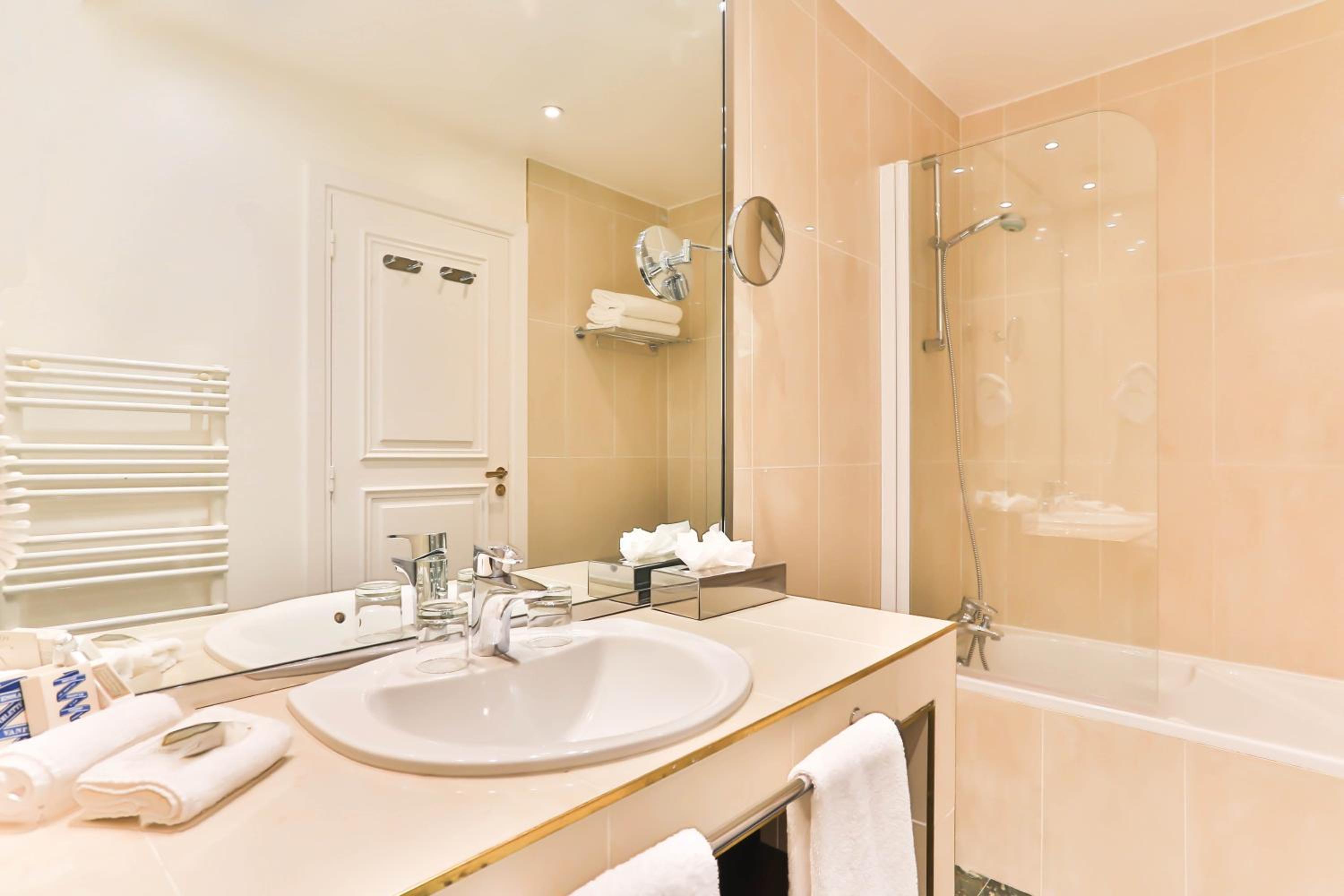 Executive Suite with Champs Elysées View