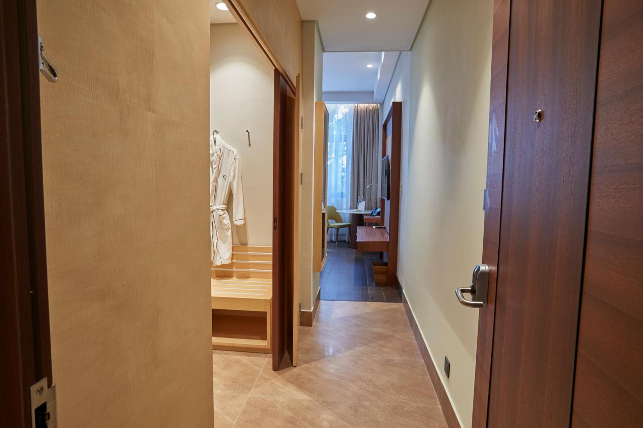 Executive Suite - Photo 7