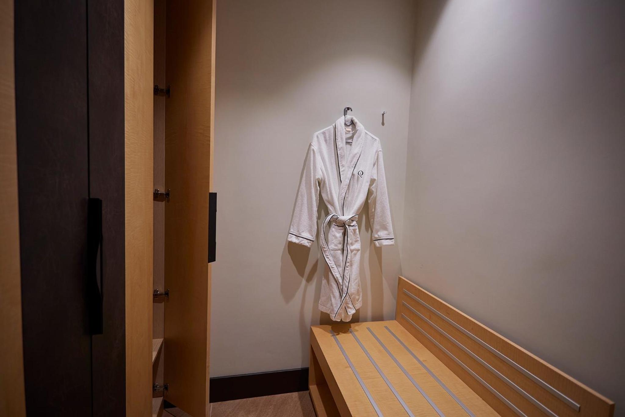 Executive Suite - Photo 5