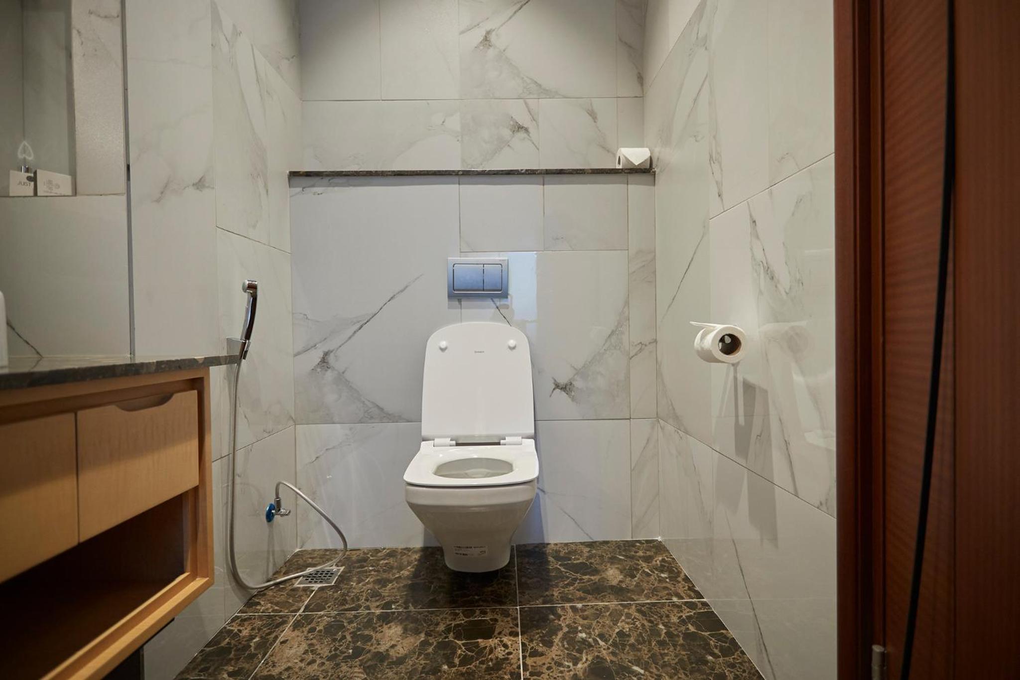 Executive Suite - Photo 3