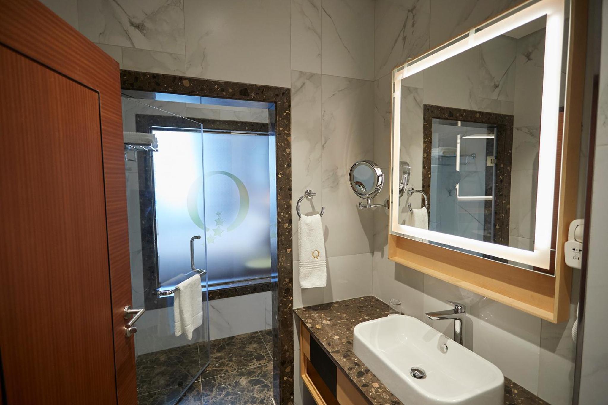 Executive Suite - Photo 2