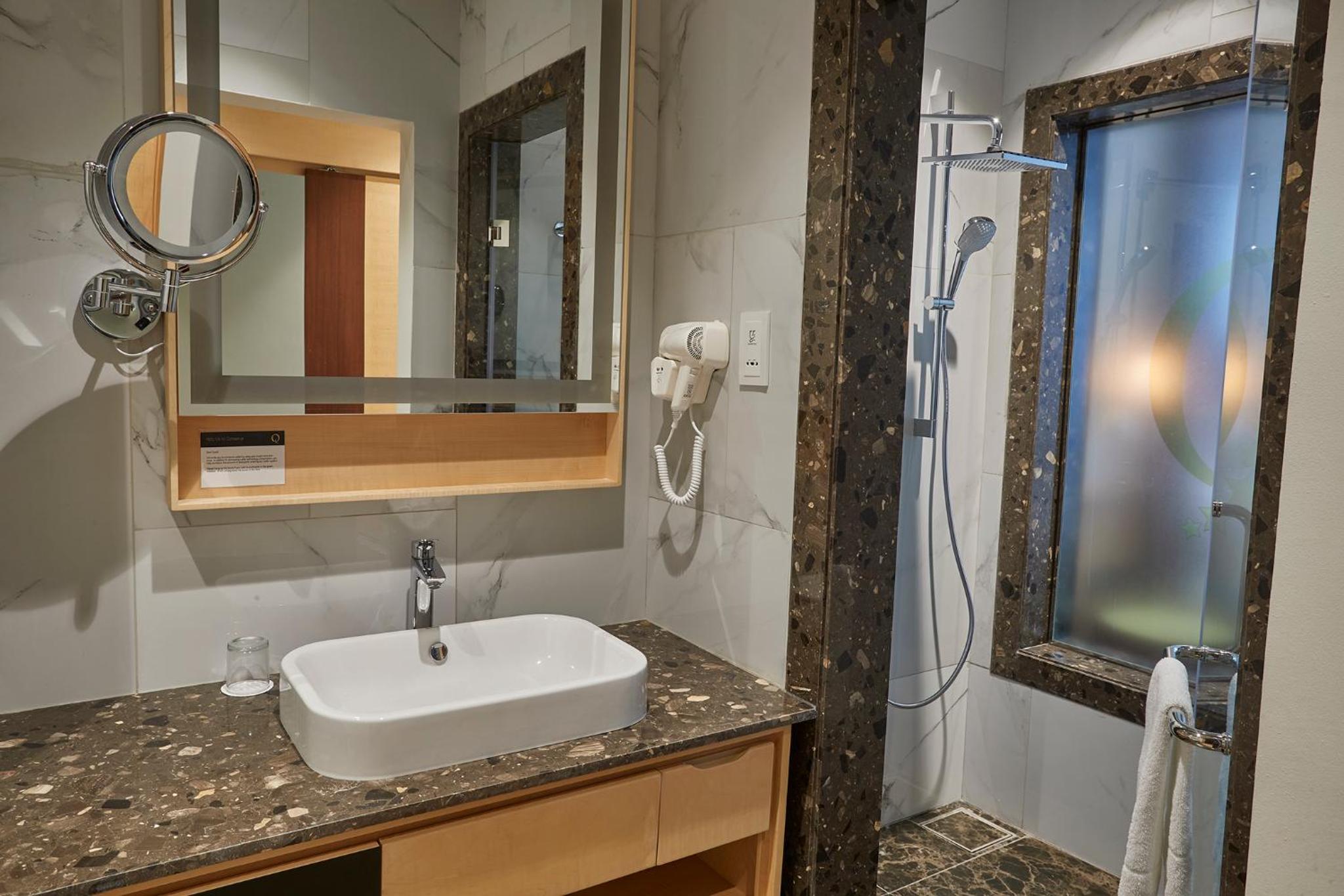 Deluxe Suite - Photo 12