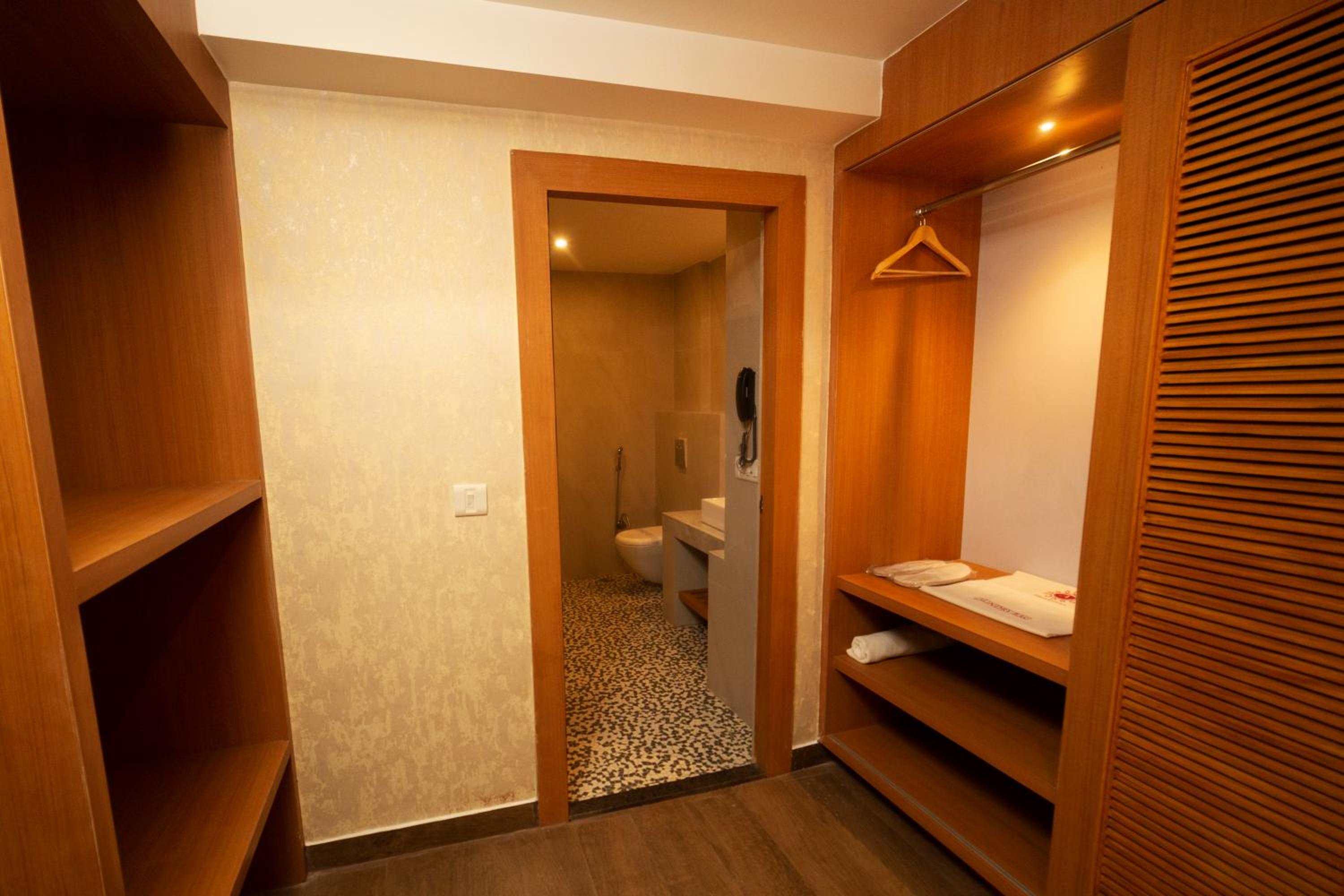 Royal Suites with Living Area & Balcony Sit-out - Photo 4