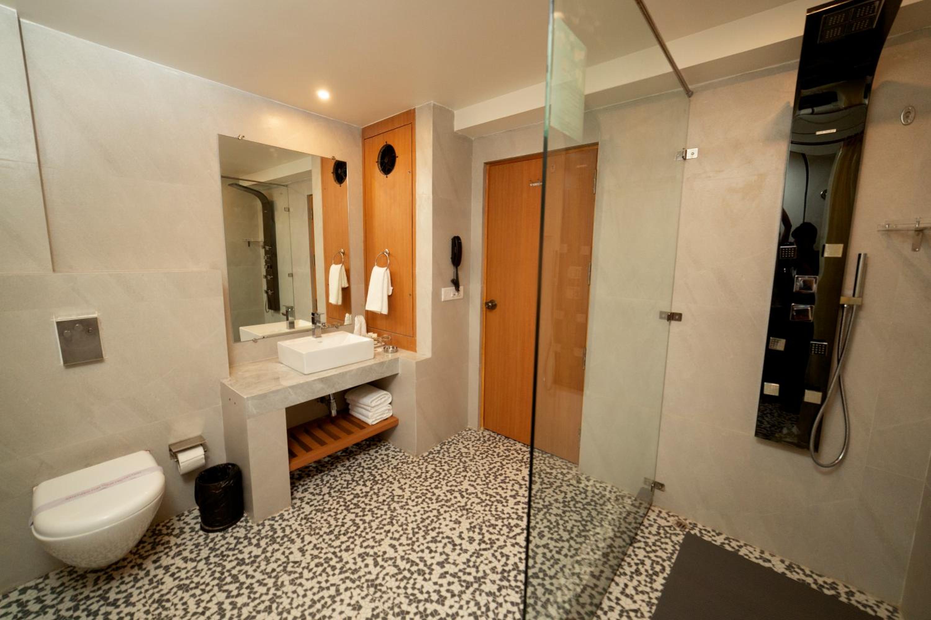 Royal Suites with Living Area & Balcony Sit-out - Photo 3