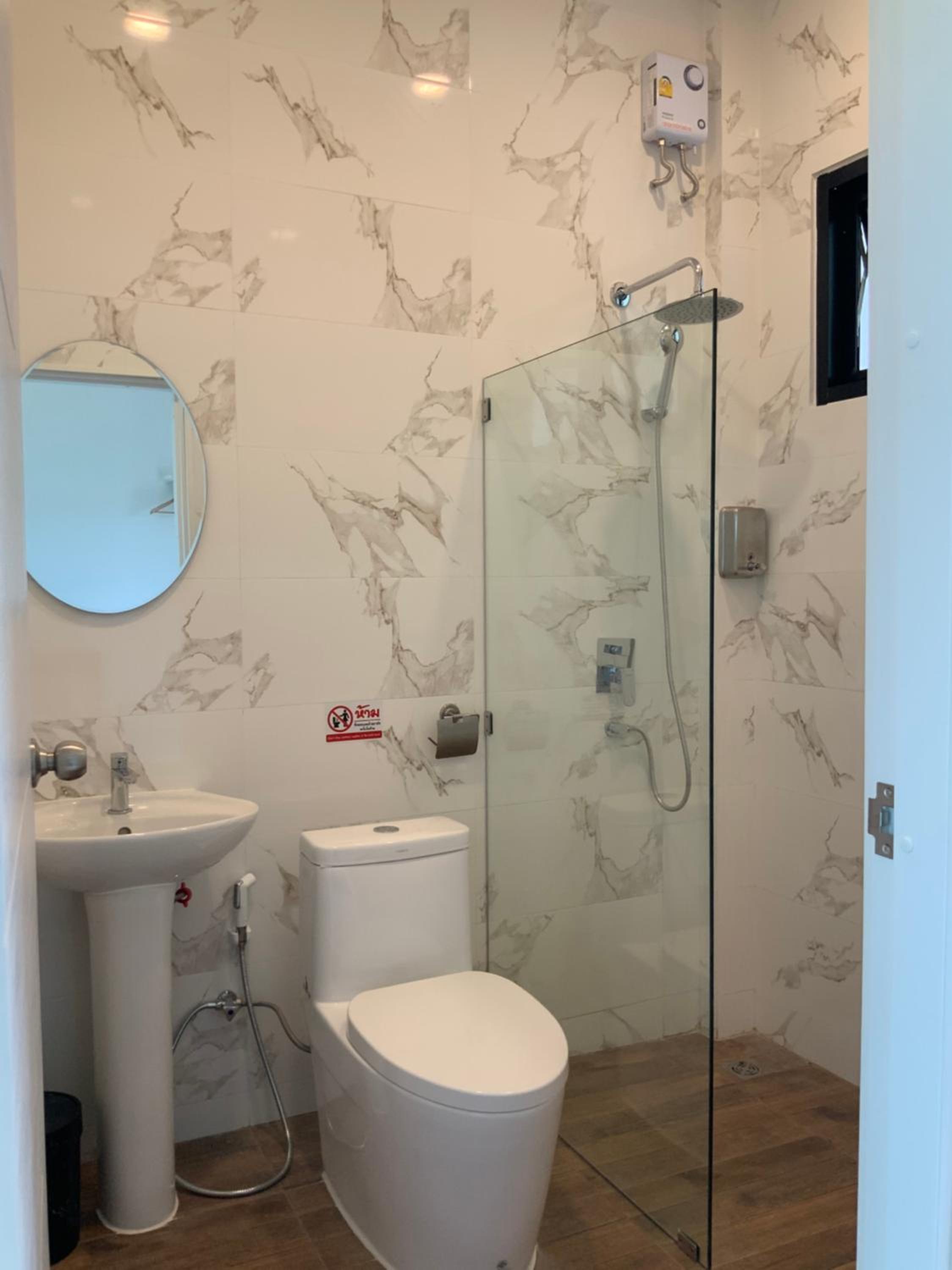 Deluxe Queen Room - Photo 11