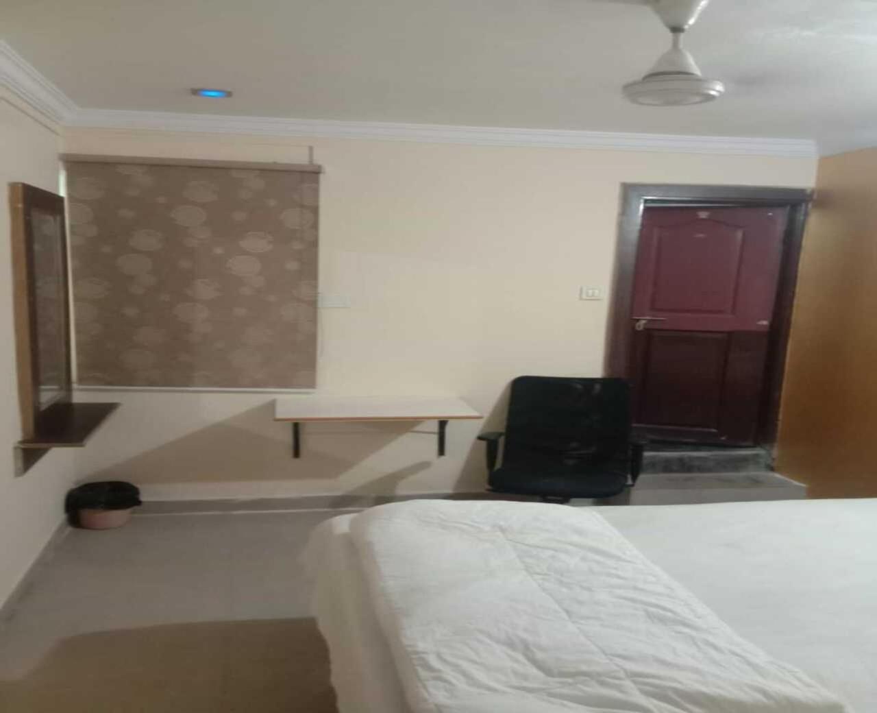 Budget Double Room - Photo 15
