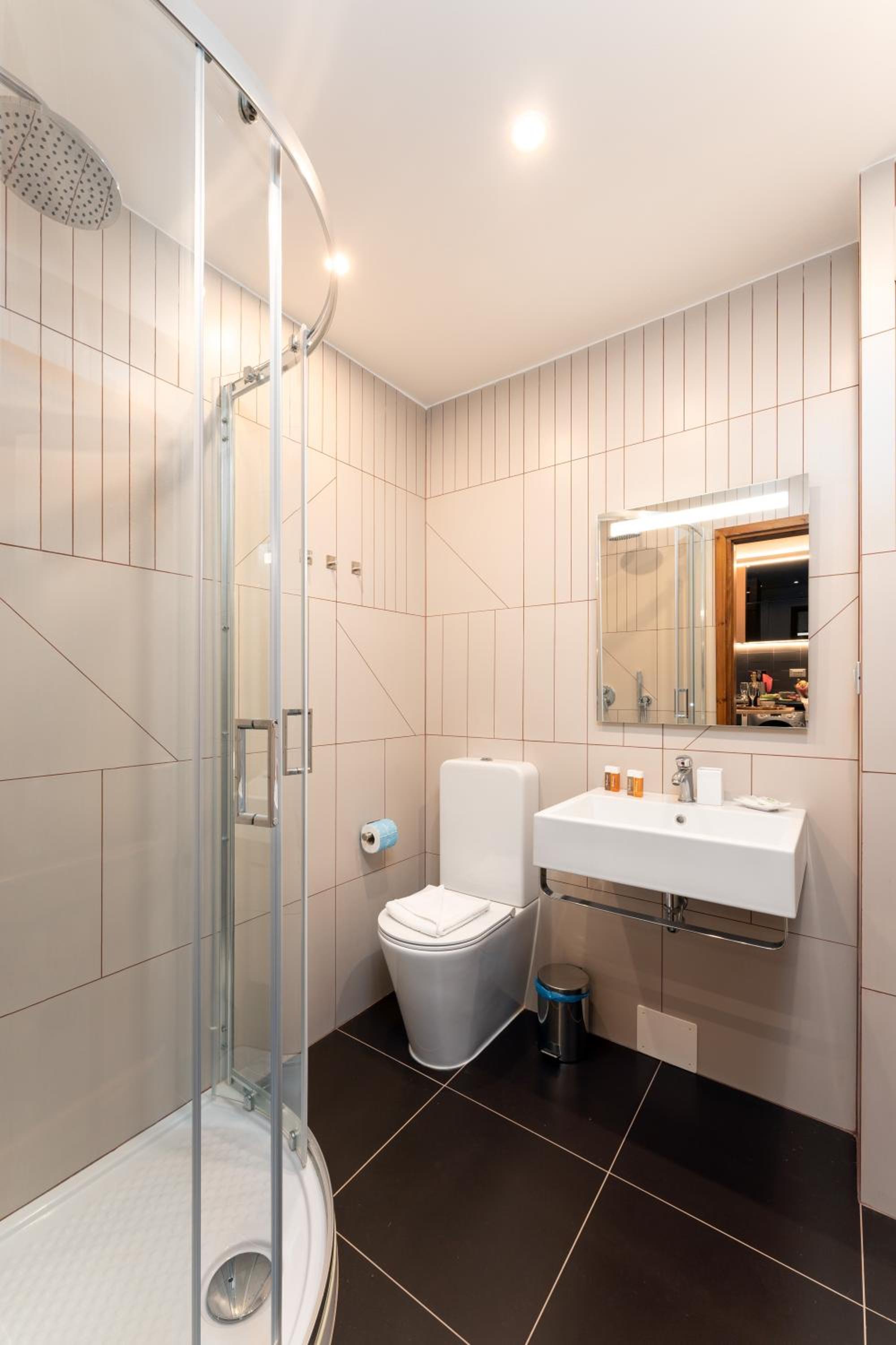Deluxe One-Bedroom Apartment with Garden View thumbnail 5