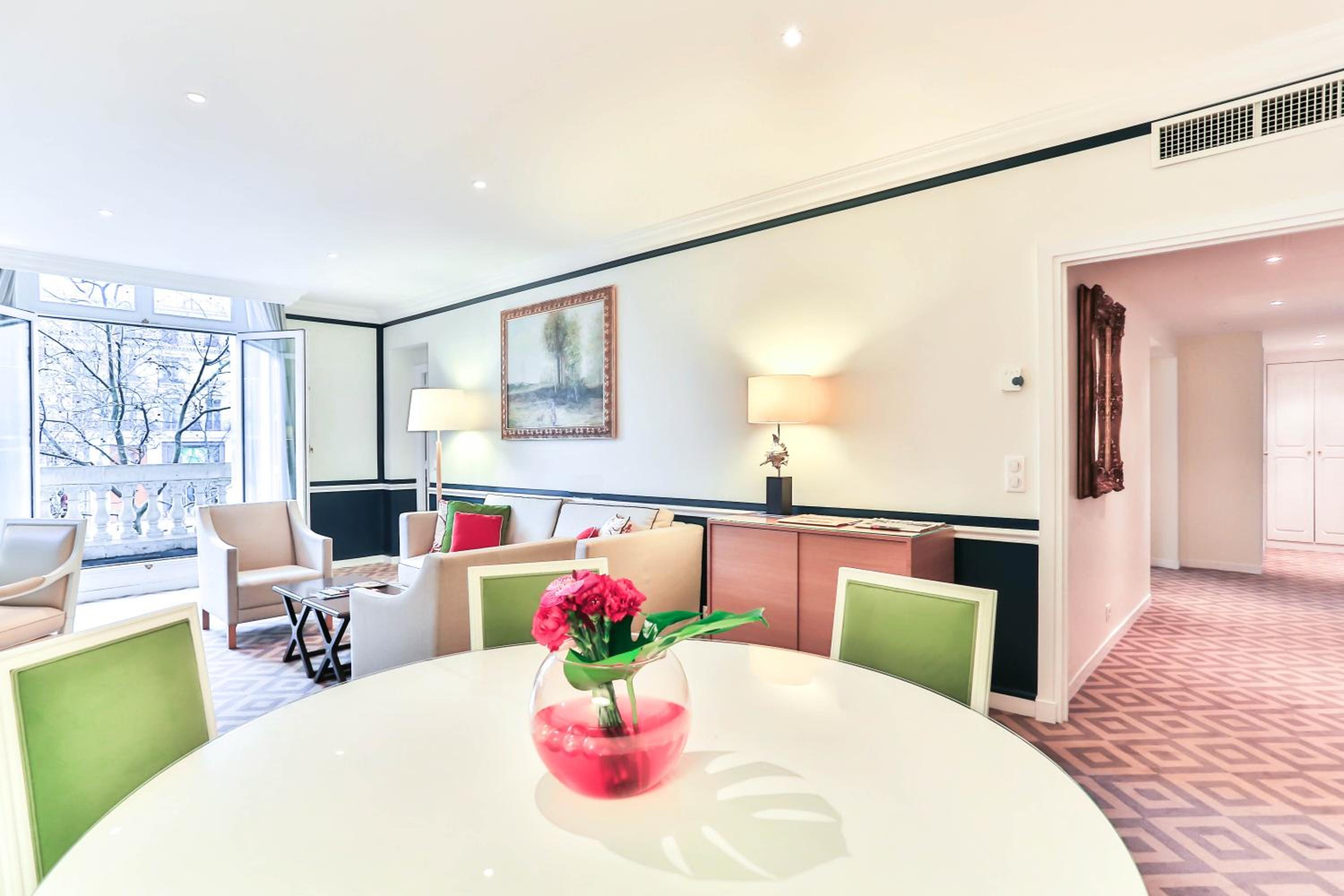 Two-Bedroom Executive Suite with Champs Elysées View thumbnail 6