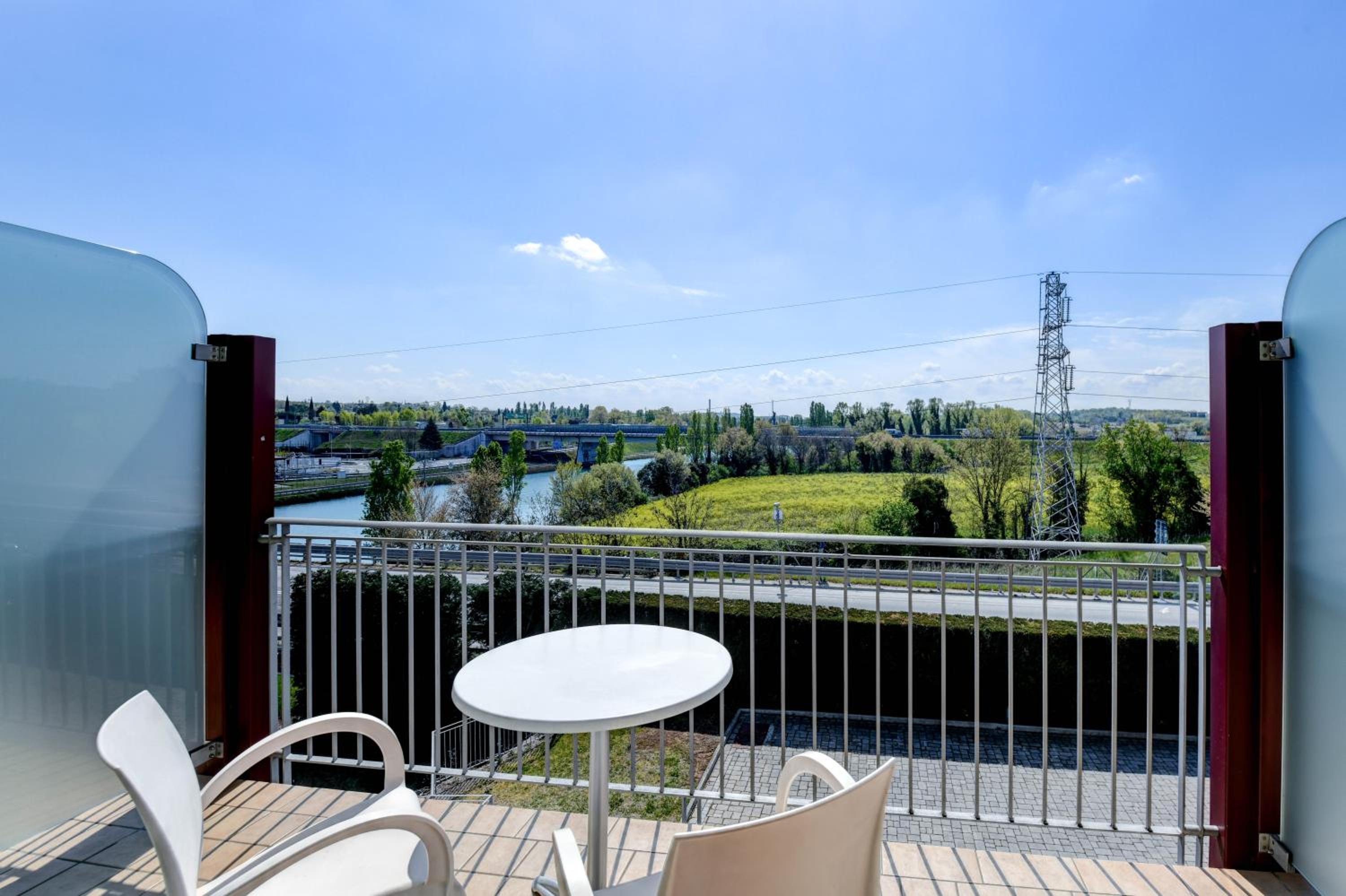 Standard Quadruple Room with Balcony - Photo 3