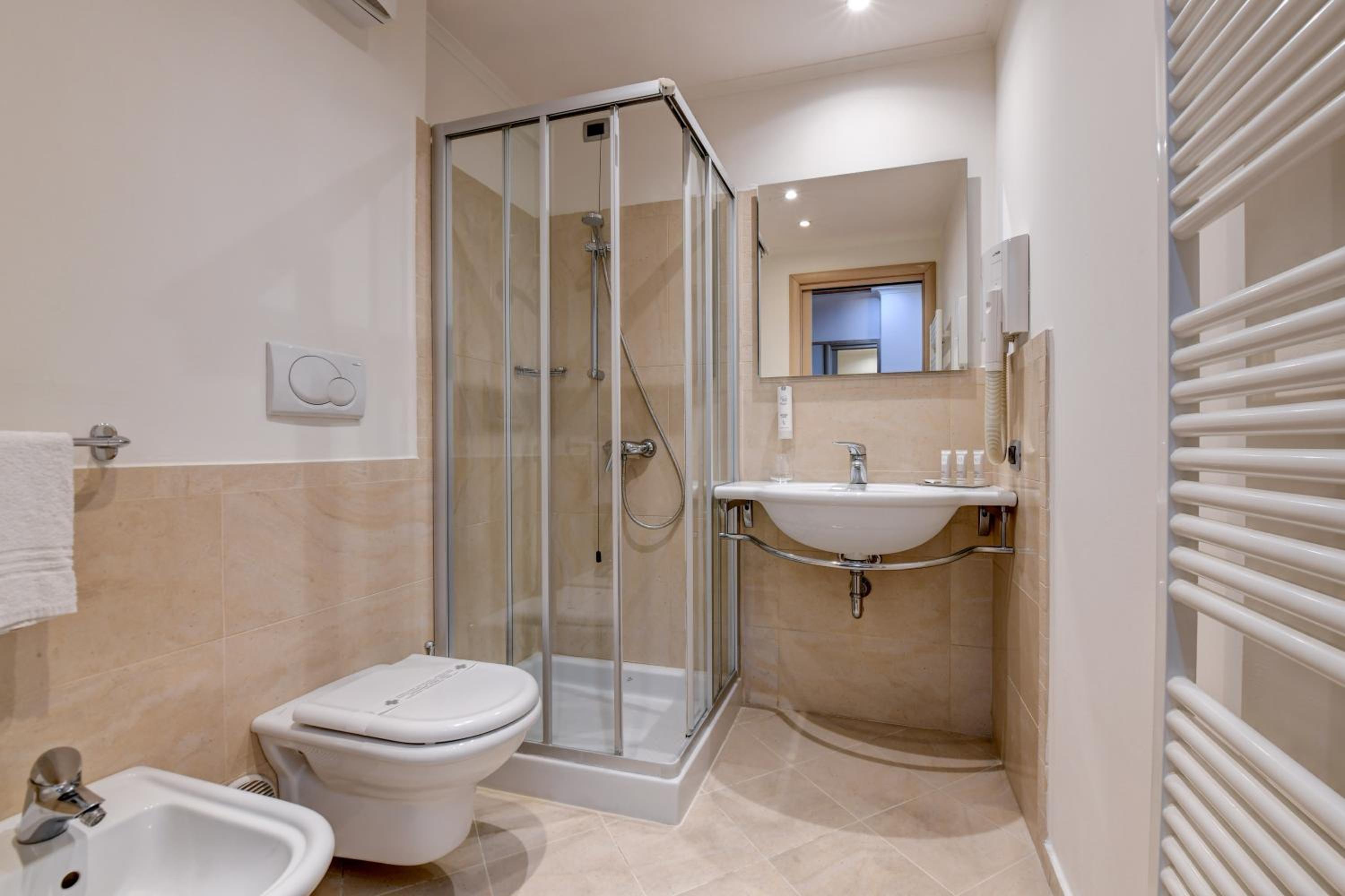 Double Room with Balcony - Photo 4