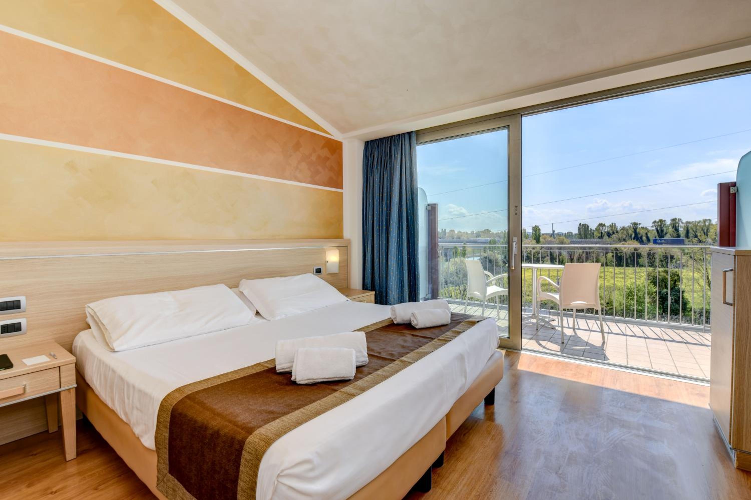 Double Room with Balcony - Photo 1