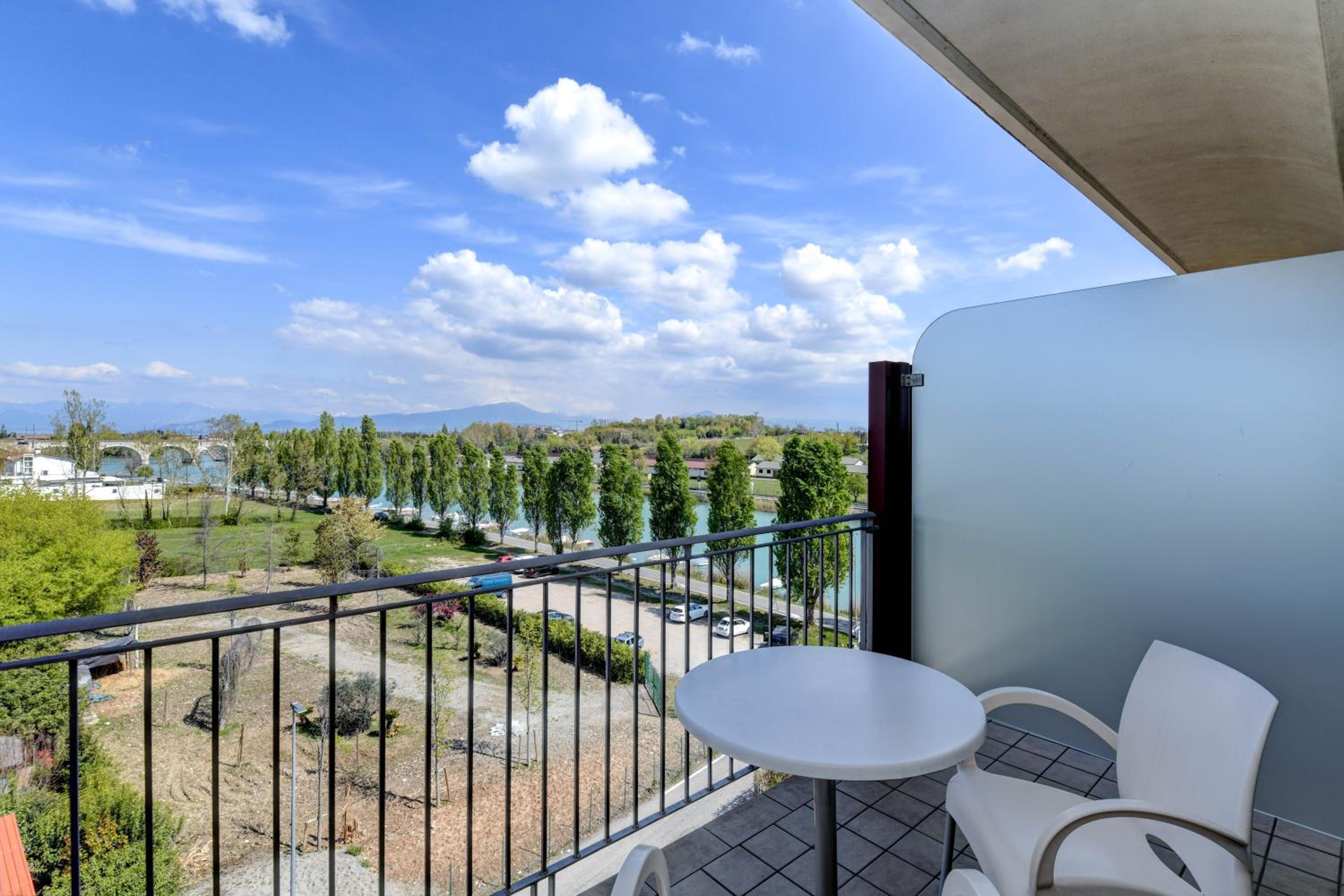 Double Room with Balcony - River Side - Photo 4
