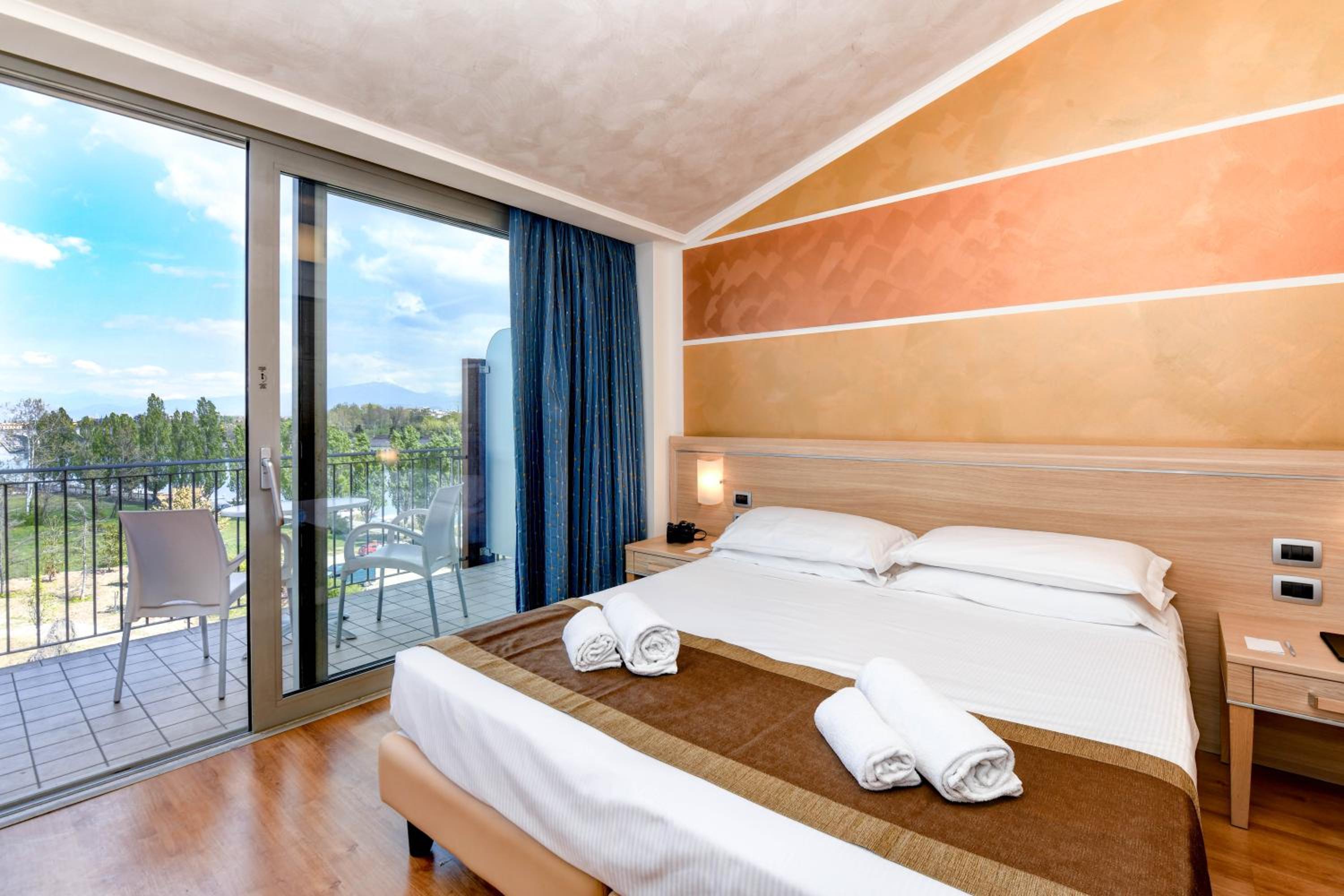 Double Room with Balcony - River Side - Photo 1