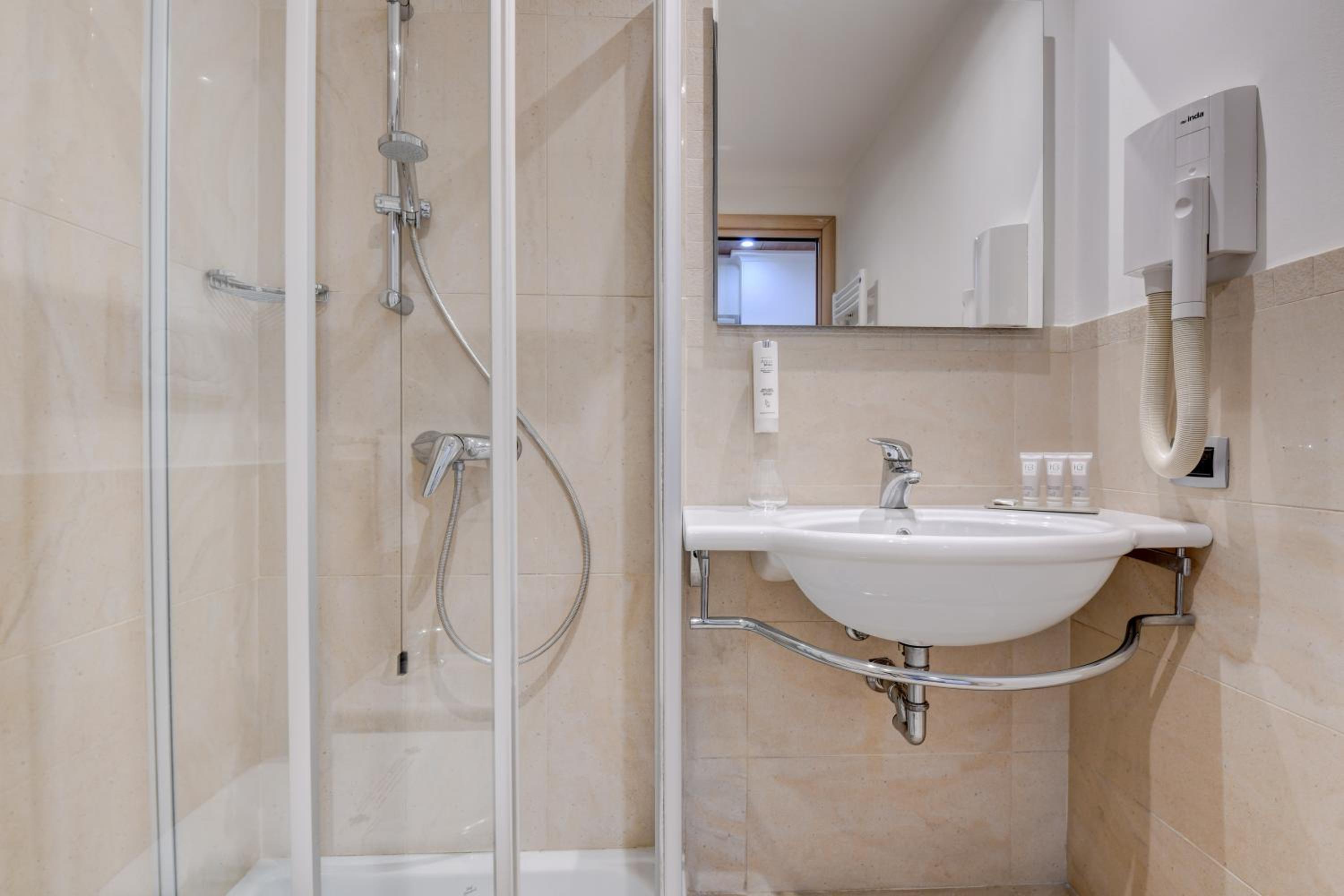 Triple Room with Balcony - Photo 5