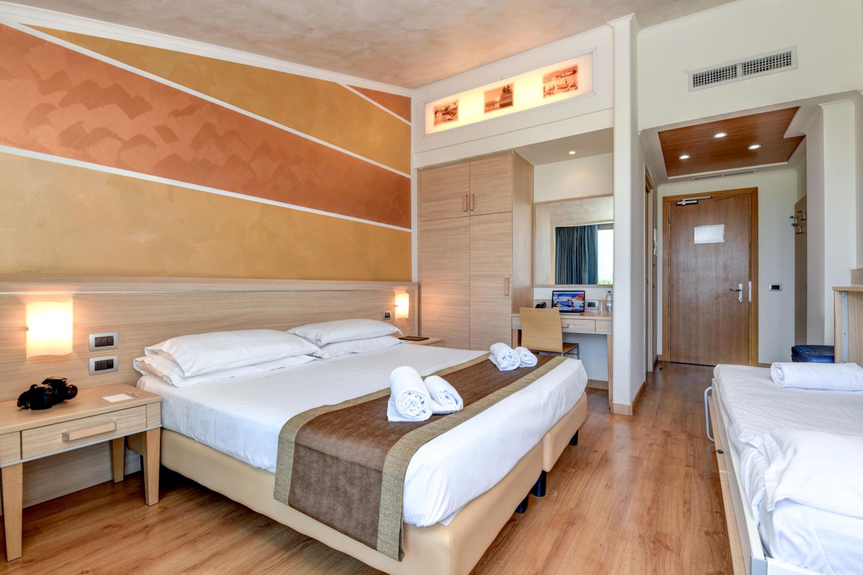 Triple Room with Balcony - River Side - Photo 3