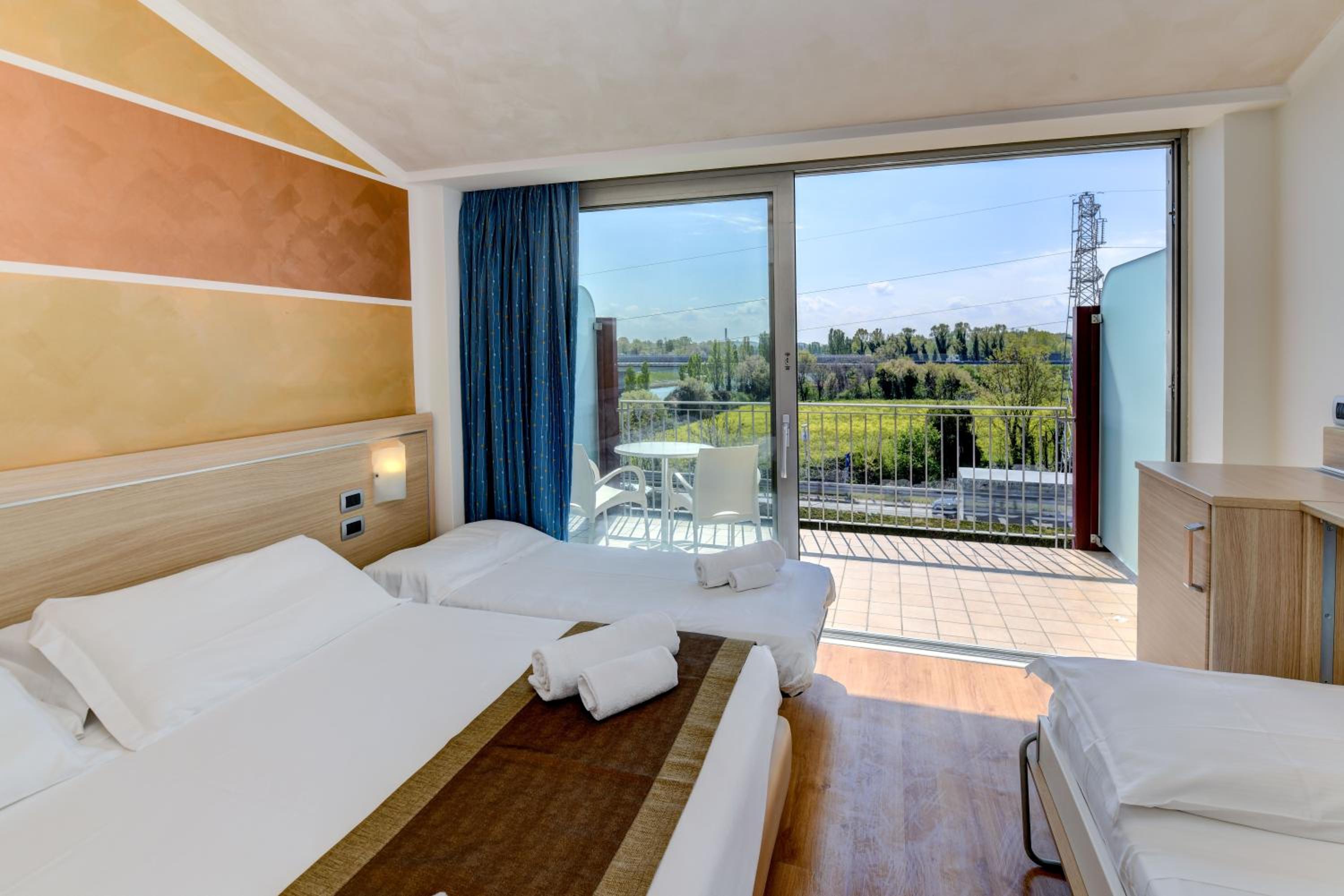 Triple Room with Balcony - Photo 2