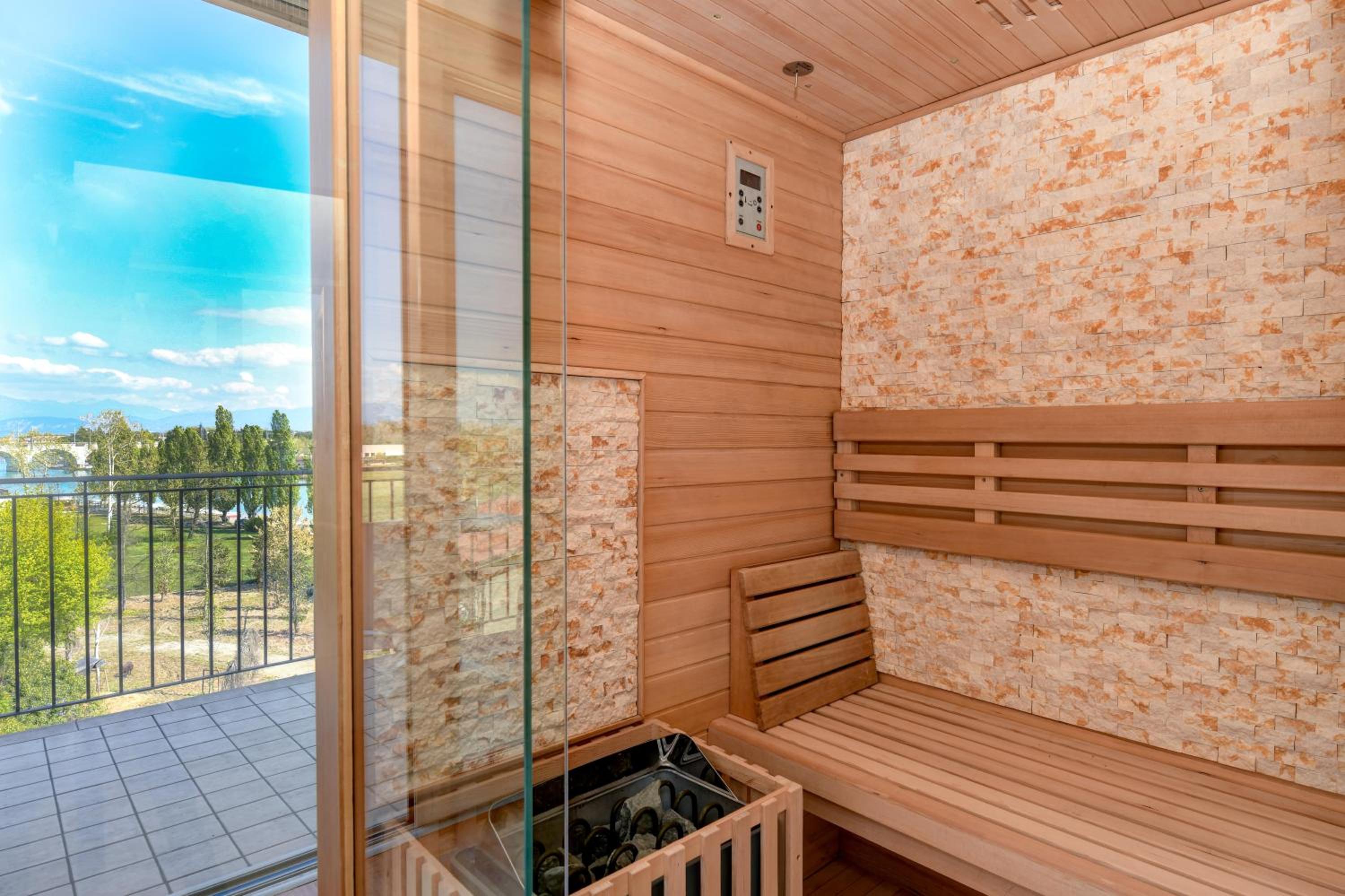 Junior Suite with Balcony and Sauna - Photo 10