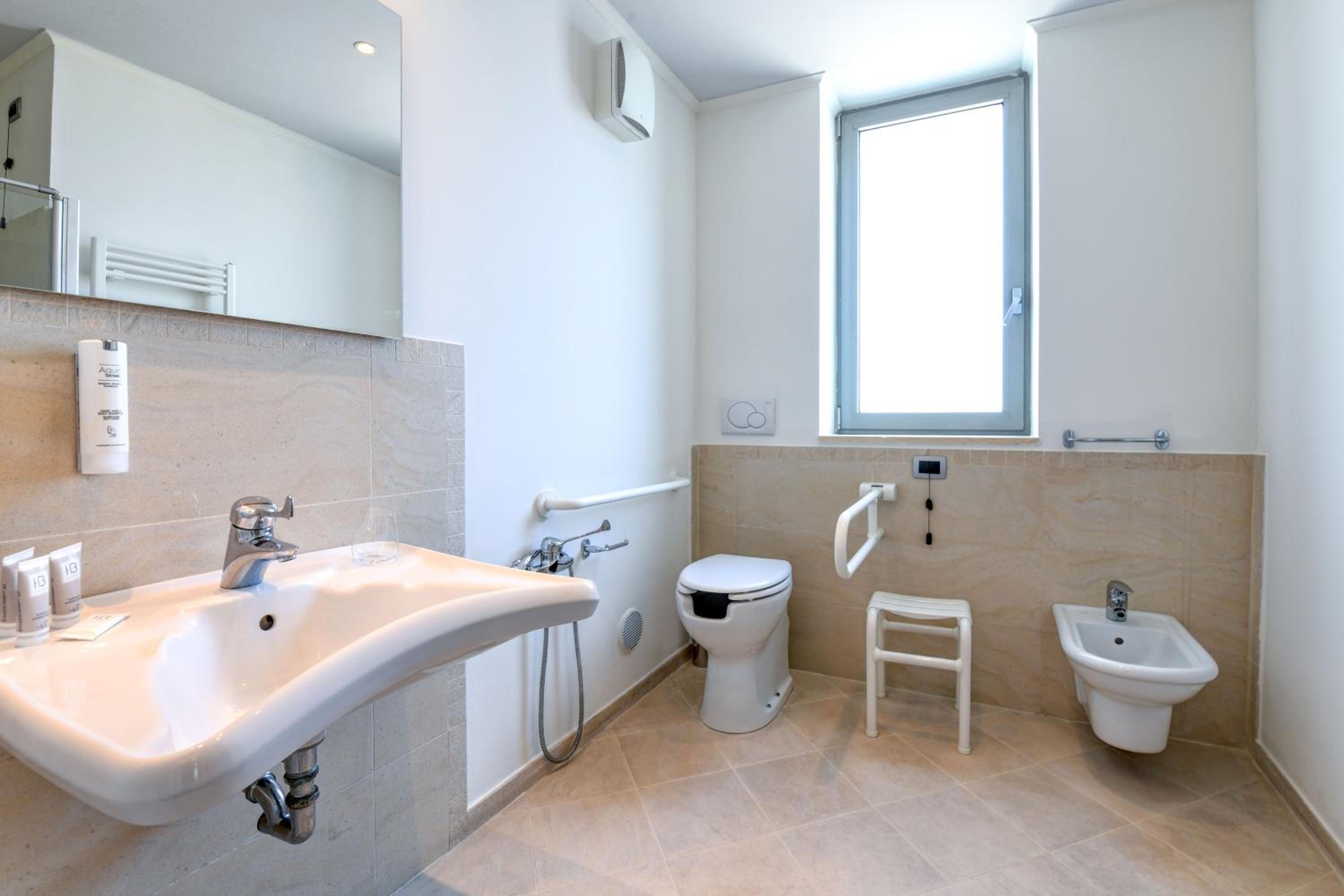 Double Room with Balcony - Disability Access - Photo 8