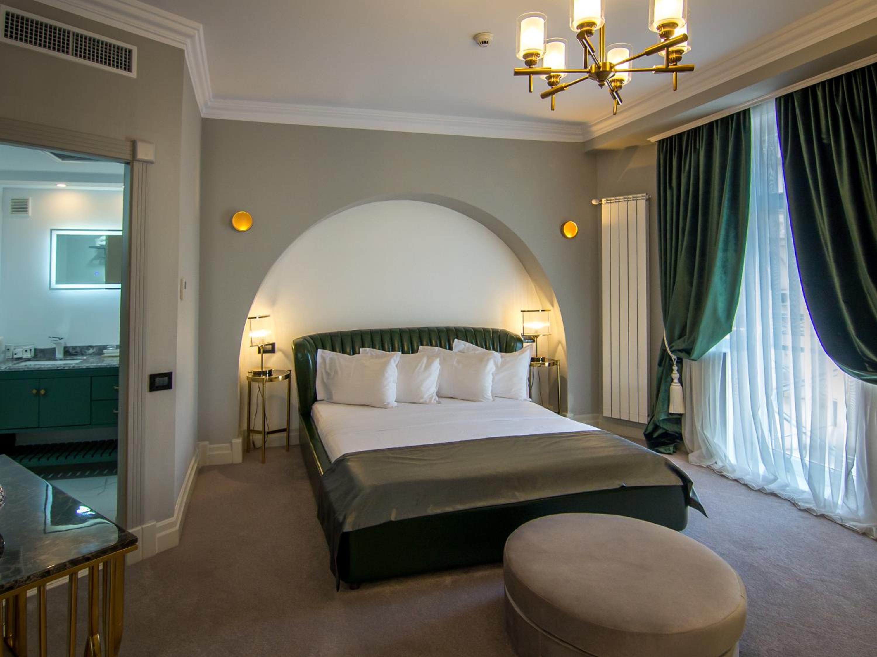 Executive Suite - Photo 8