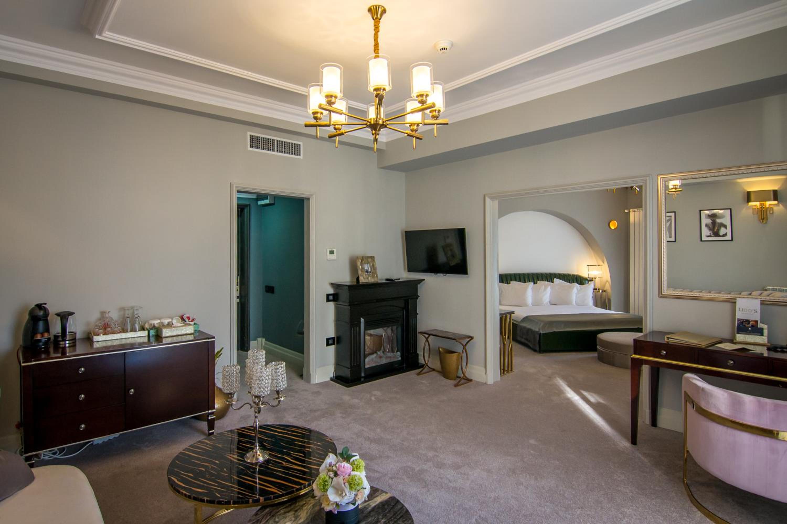 Executive Suite - Photo 9