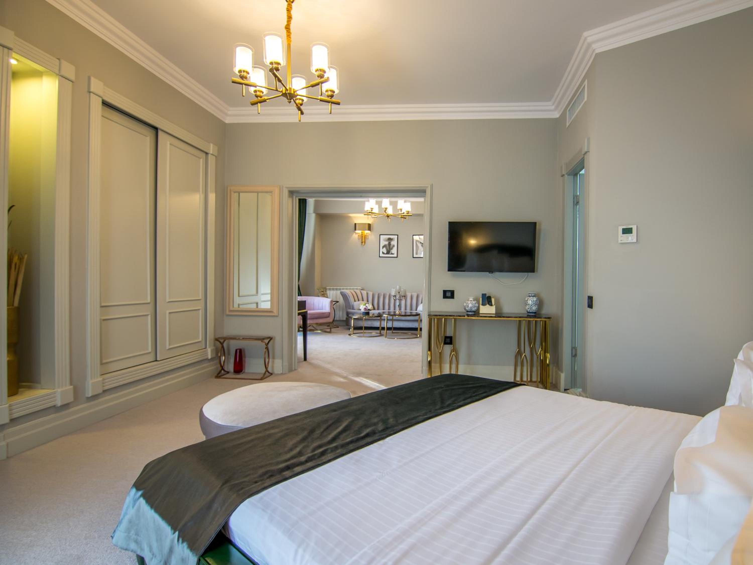 Executive Suite - Photo 10
