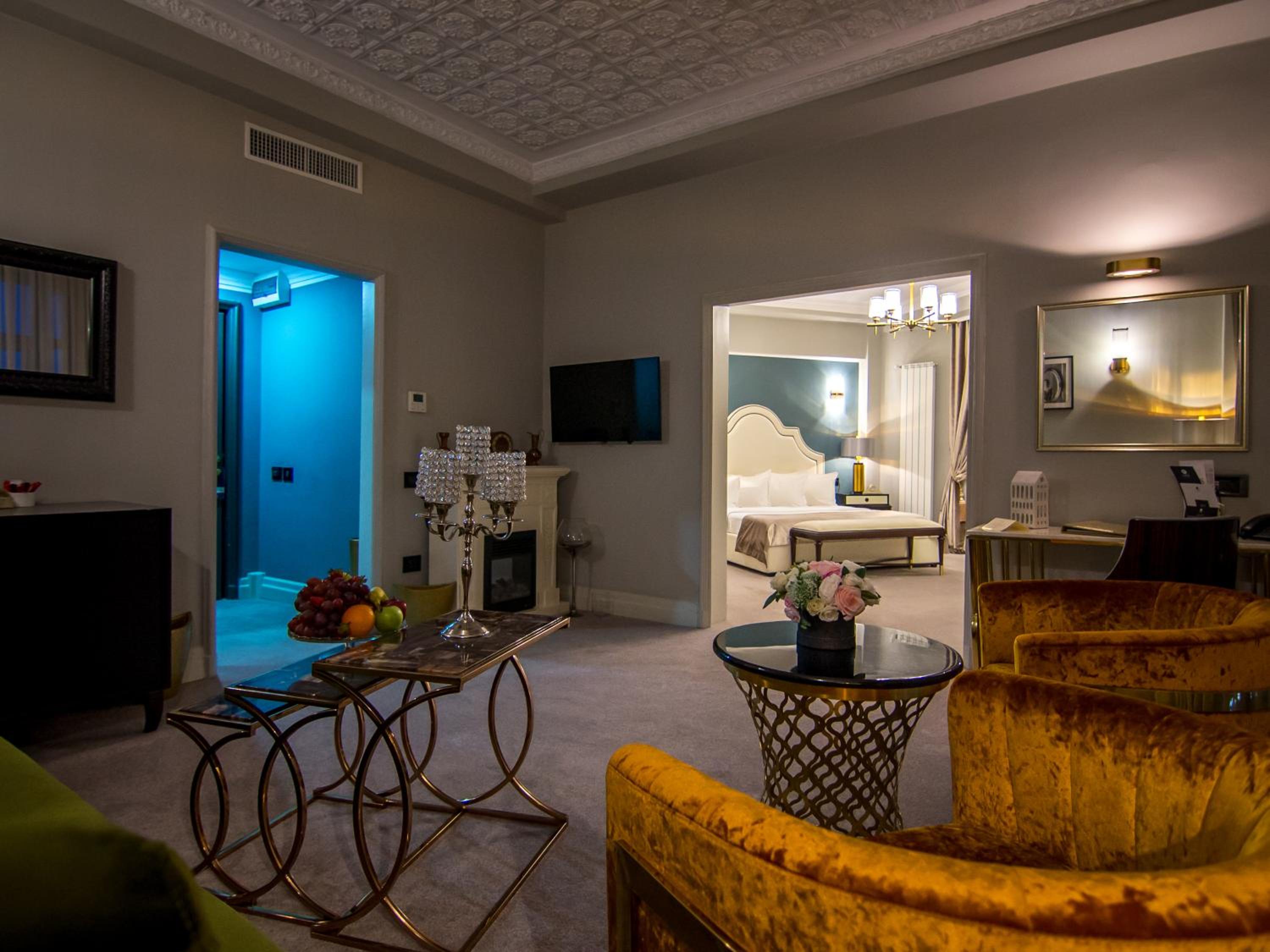 Executive Suite - Photo 3