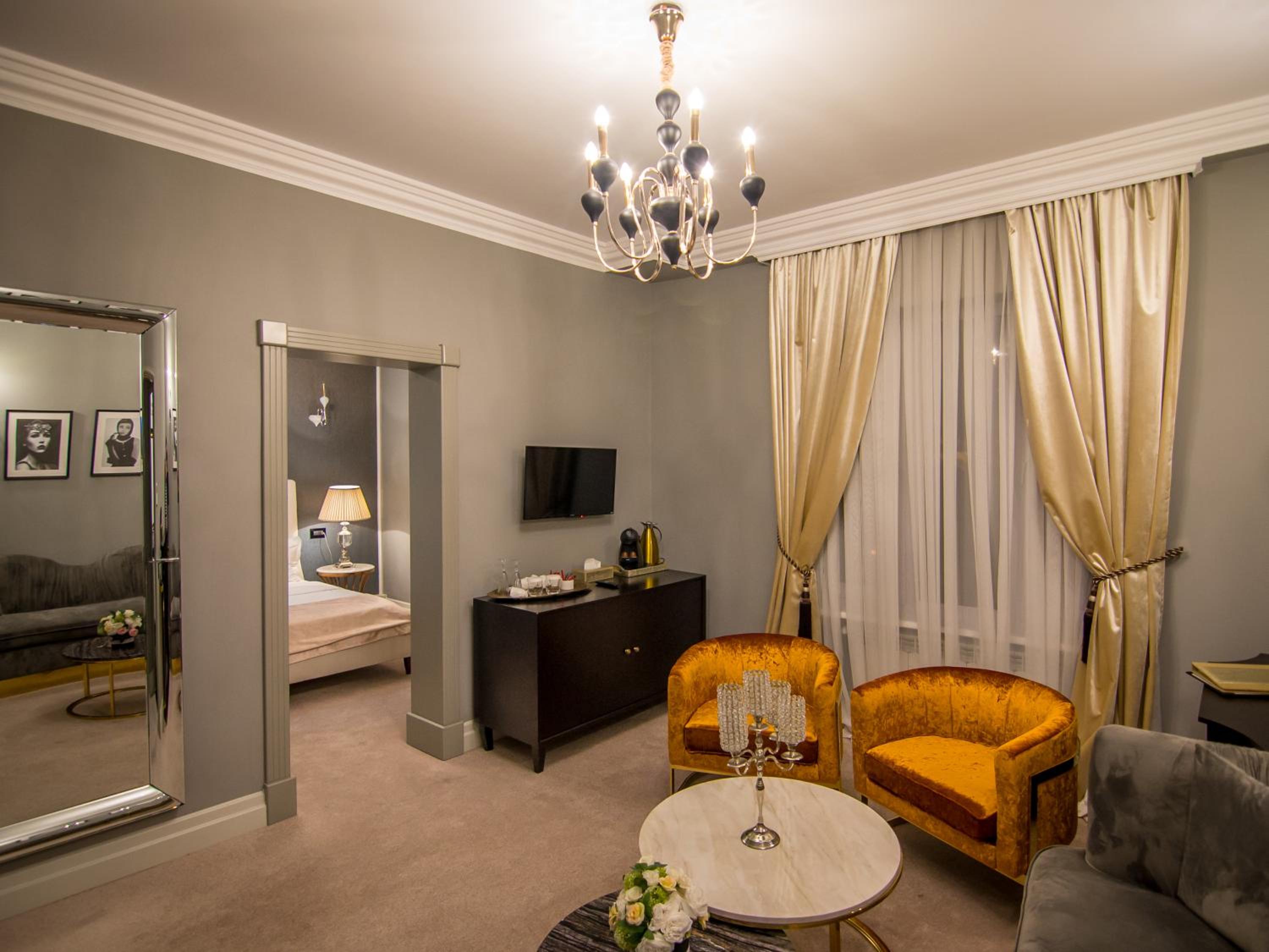 Executive Suite - Photo 13