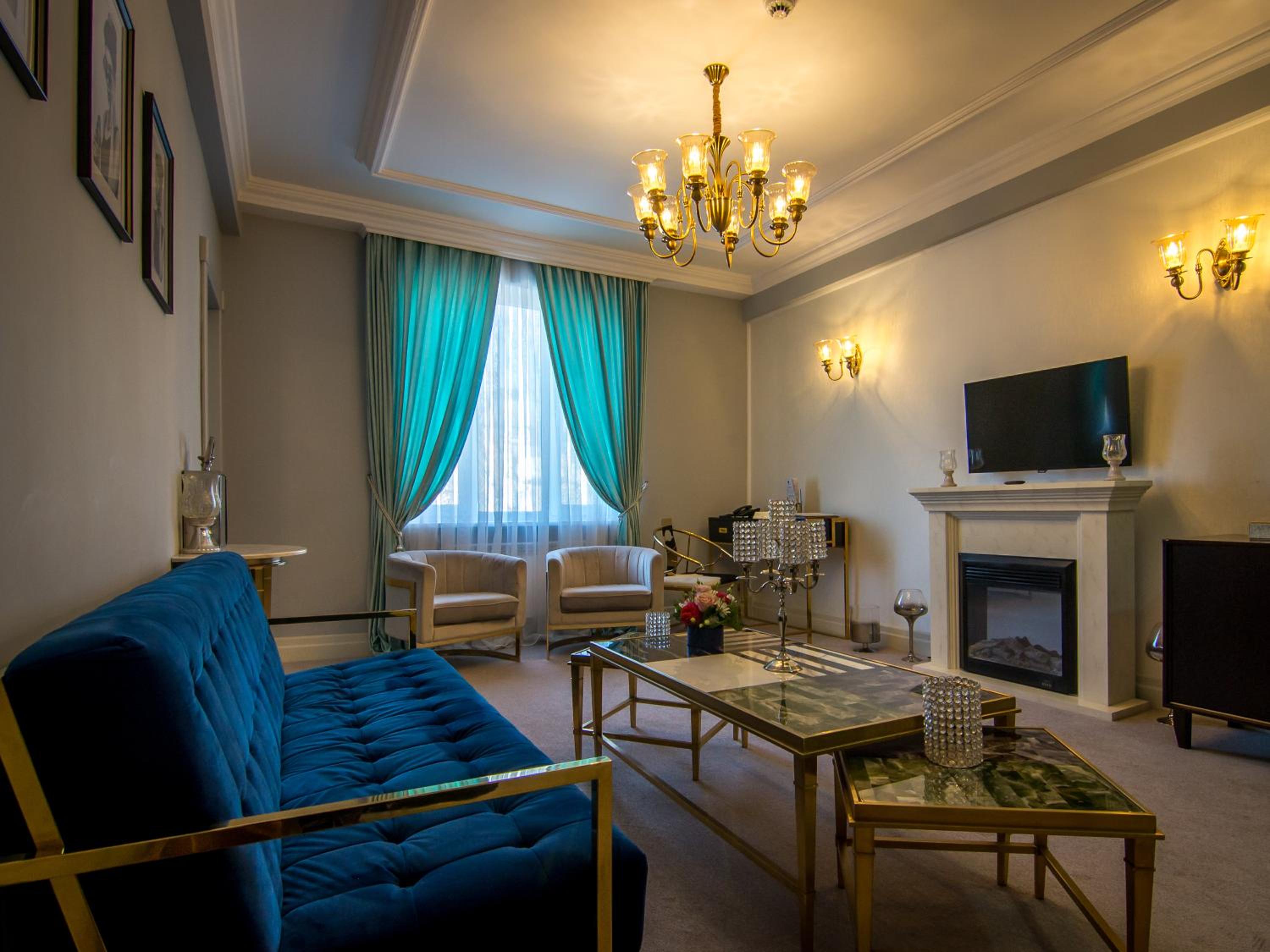 Executive Suite - Photo 6