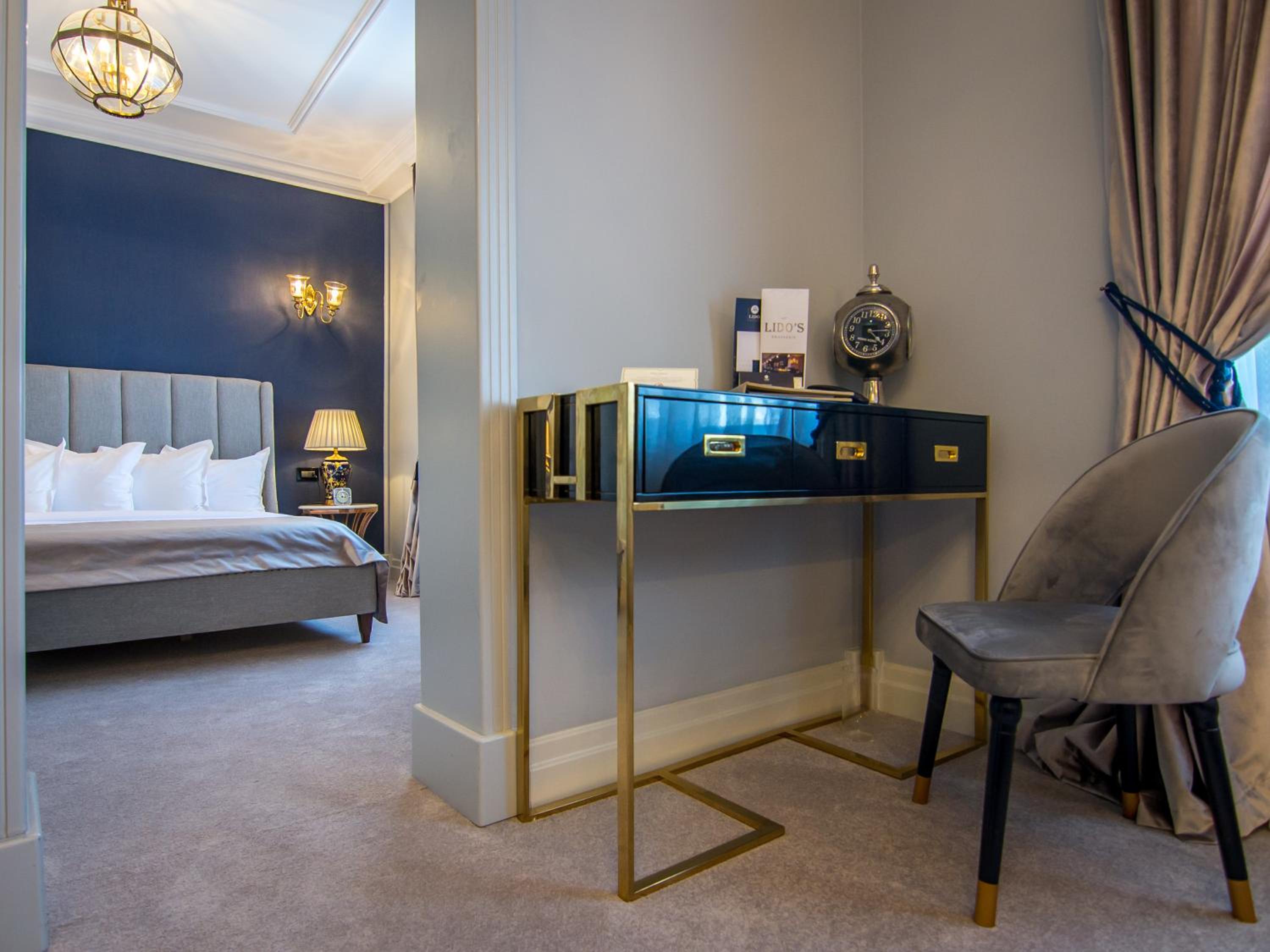 Executive Suite - Photo 18