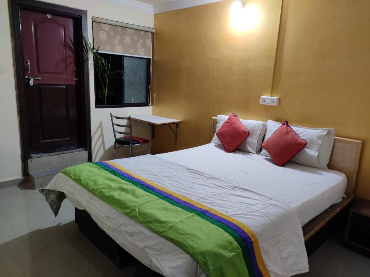 Budget Double Room - Photo 13