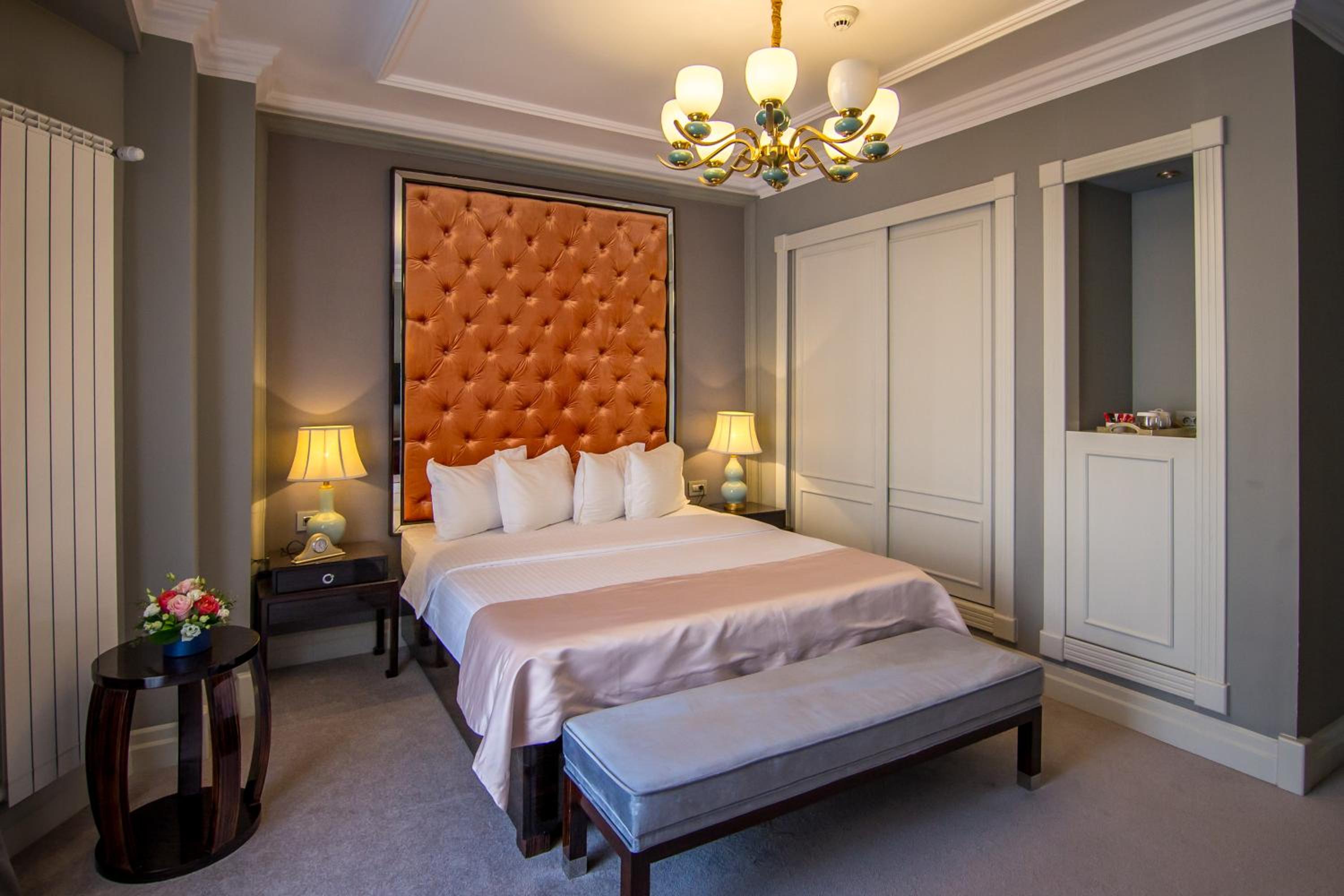 Deluxe King Room - Photo 16