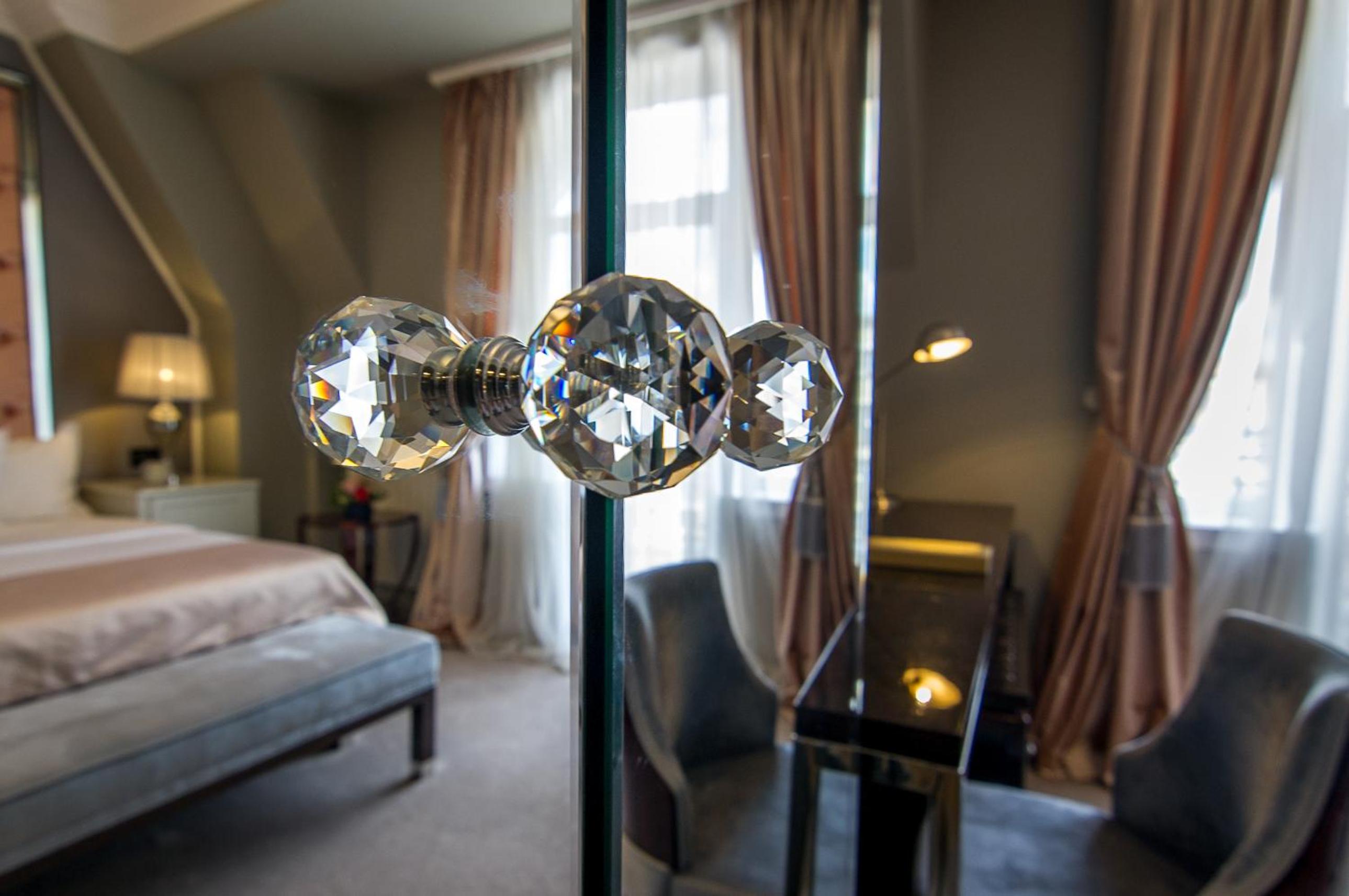 Deluxe King Room - Photo 23
