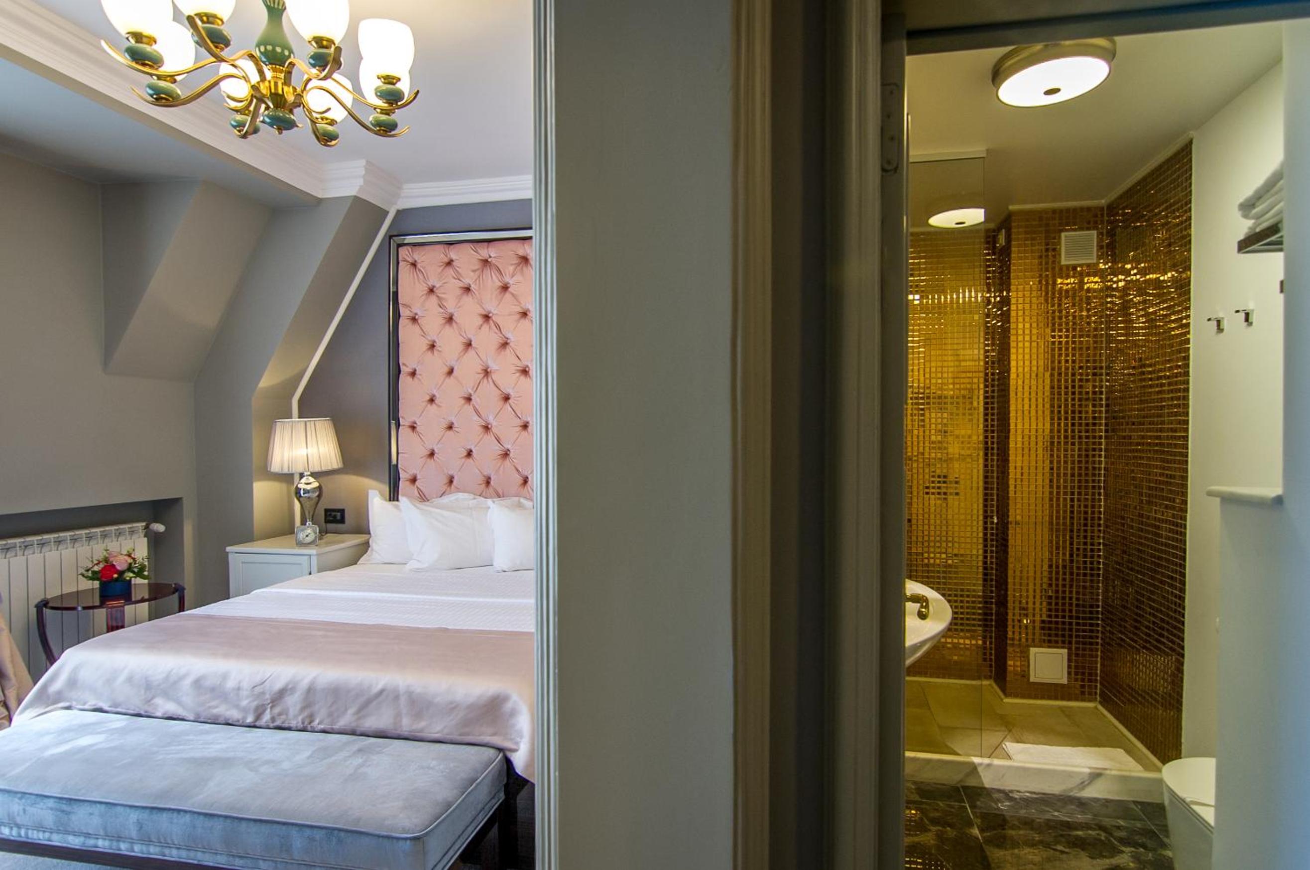 Deluxe King Room - Photo 21
