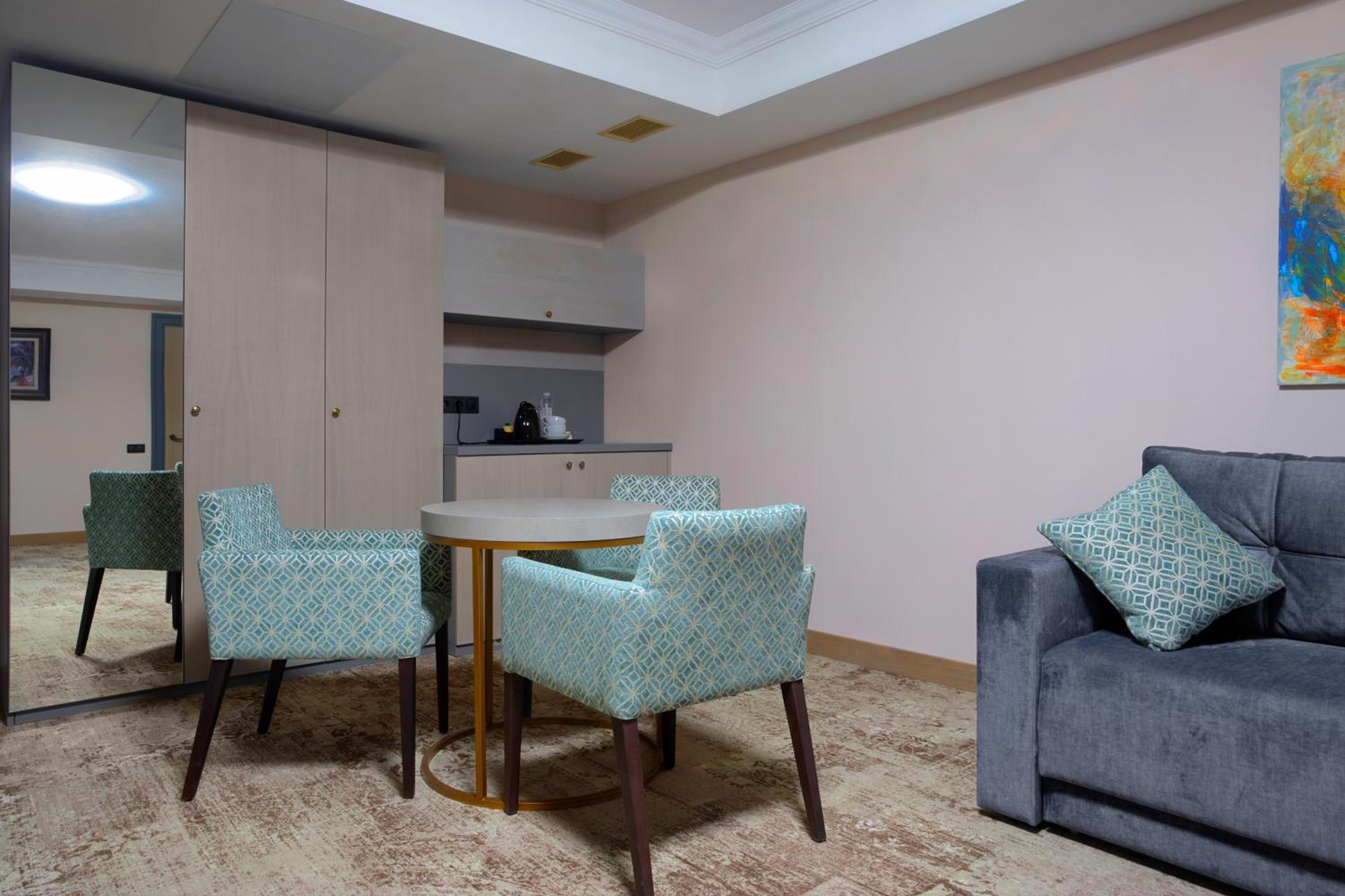 Deluxe Family Room photo 3