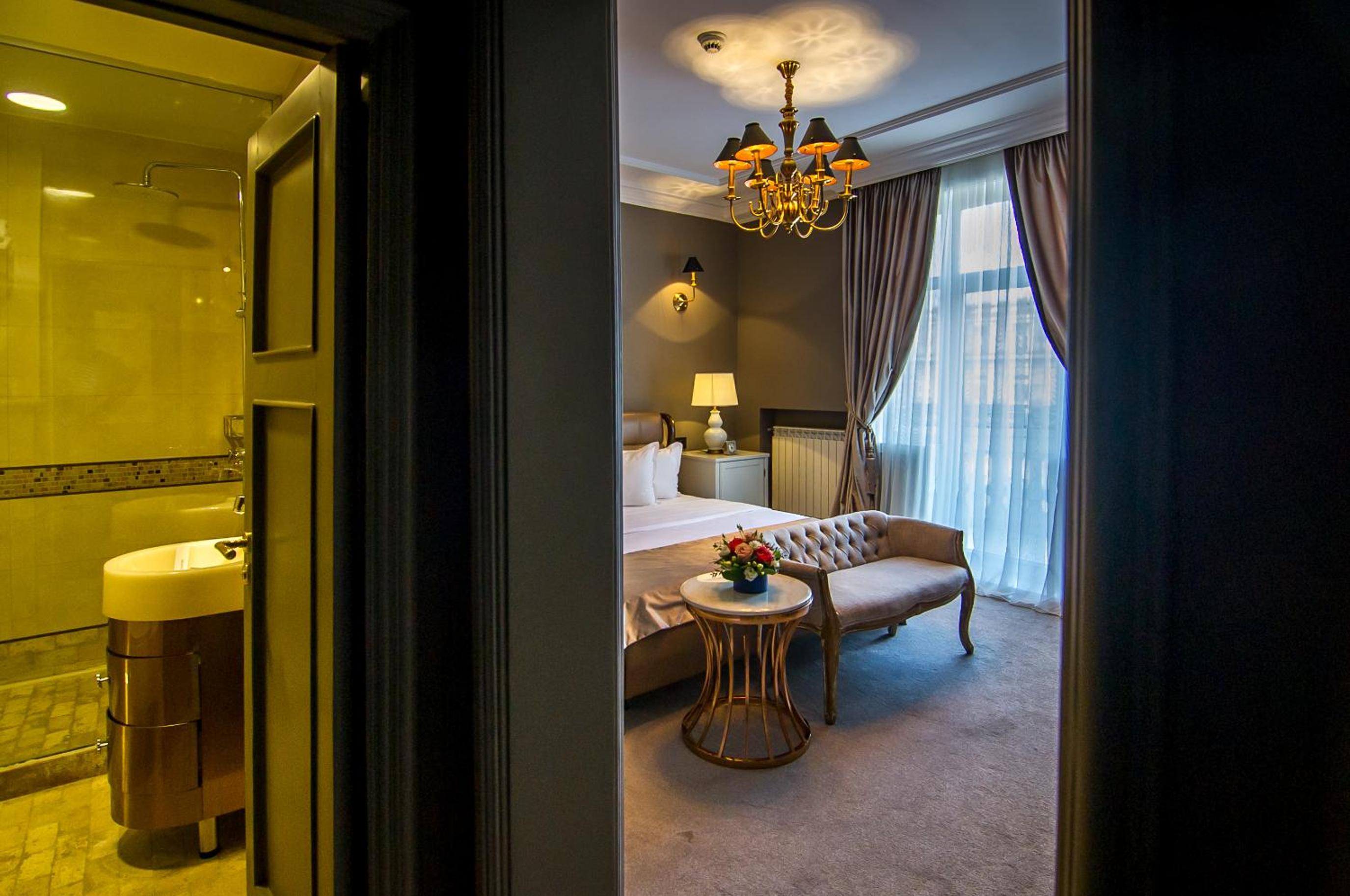 Deluxe King Room - Photo 25