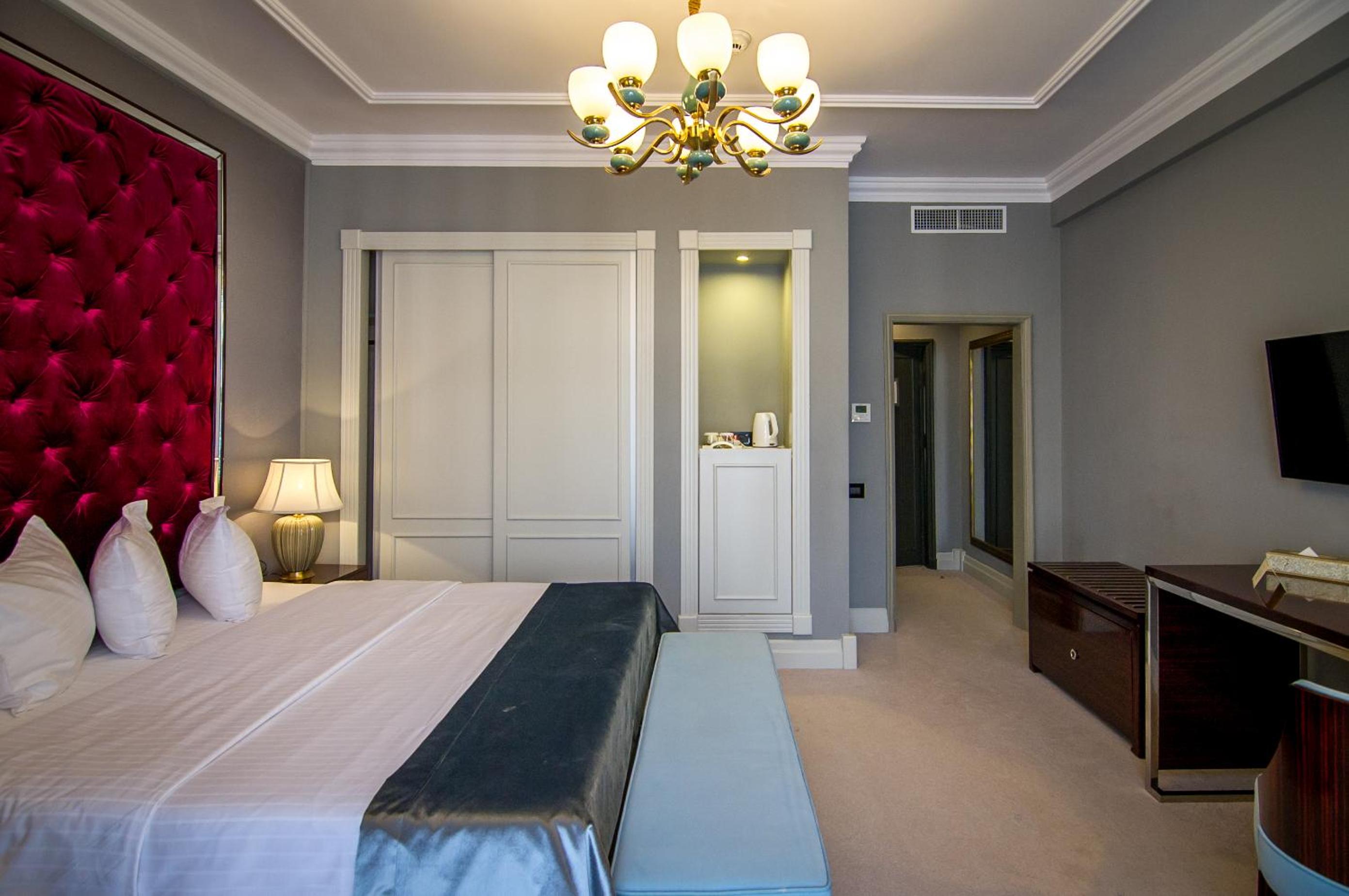 Deluxe King Room - Photo 34