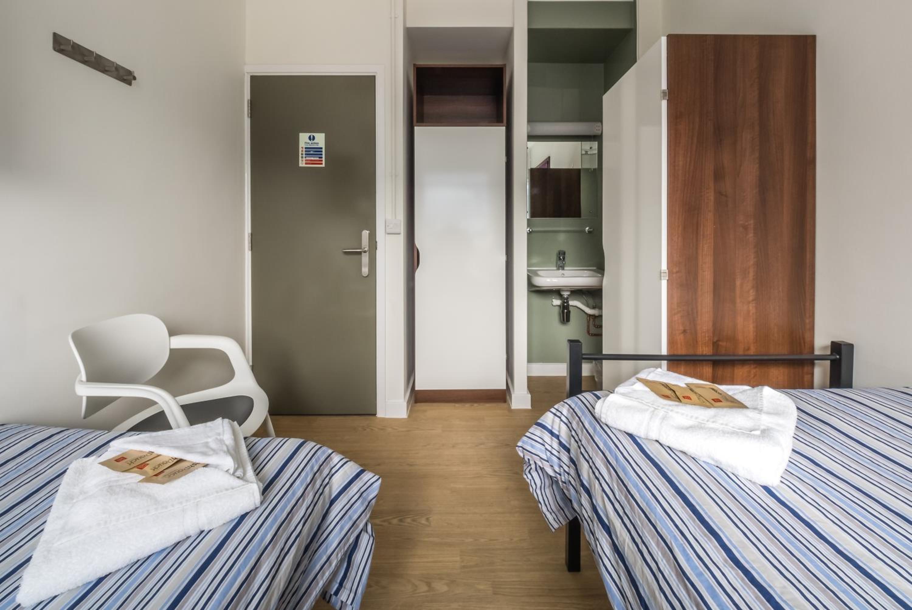 Standard Twin Room with Shared Bathroom photo 1