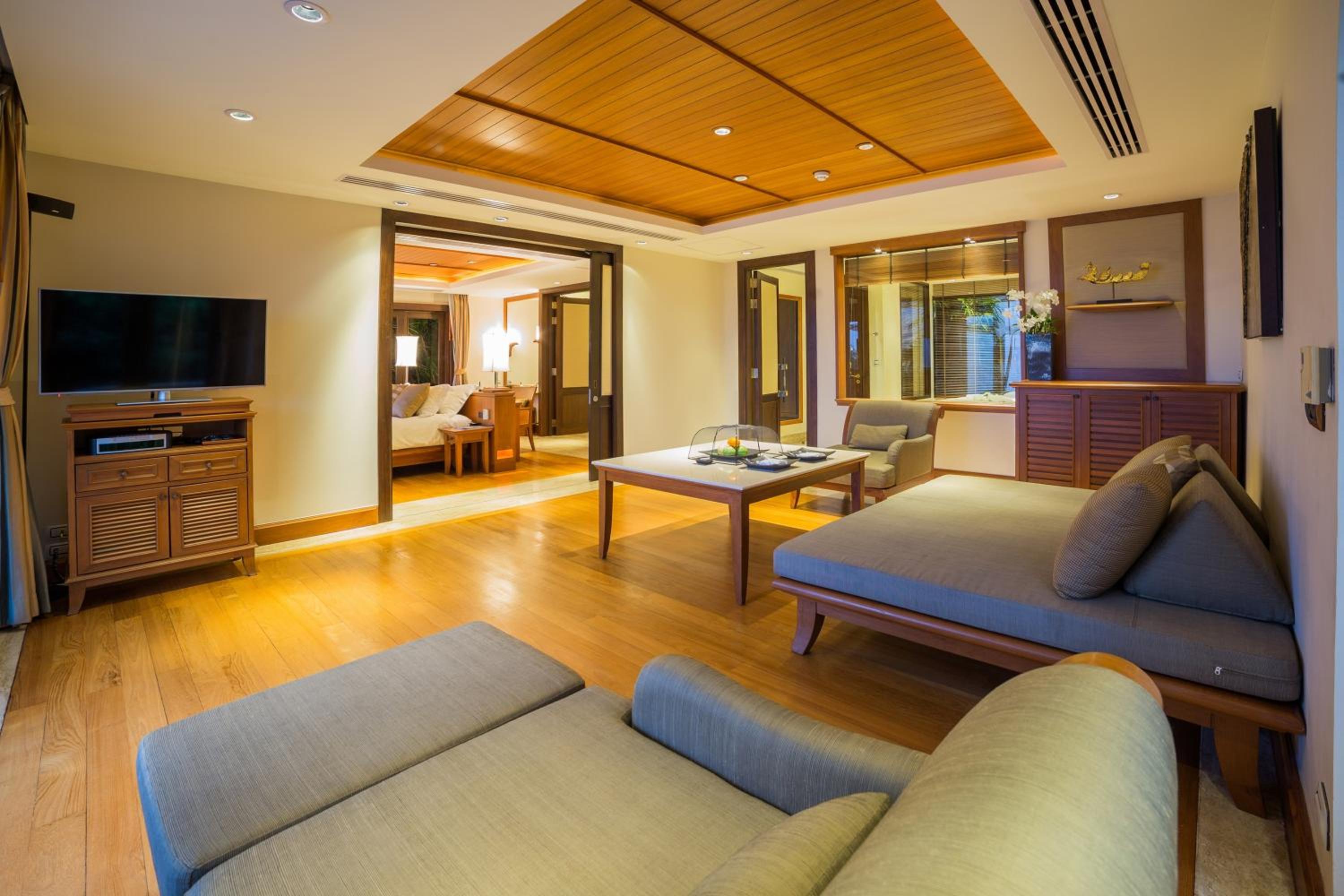 Signature Ocean View Pool Suite - Photo 10