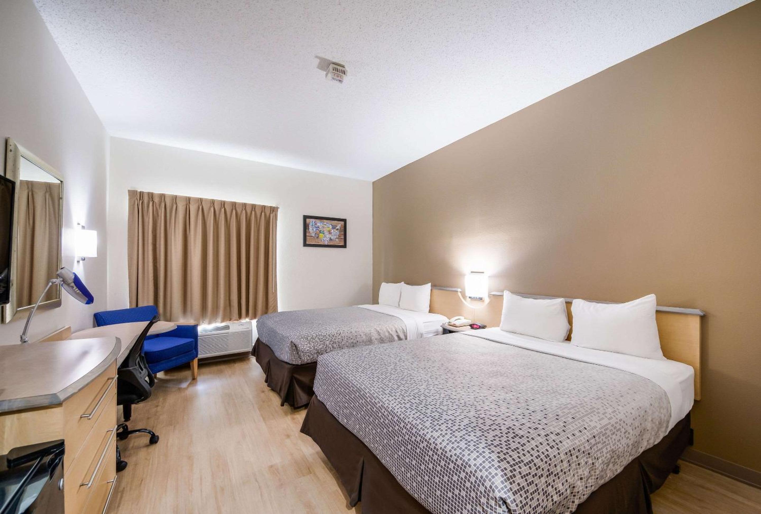 Queen Room with Two Queen Beds - Non-Smoking - Photo 1