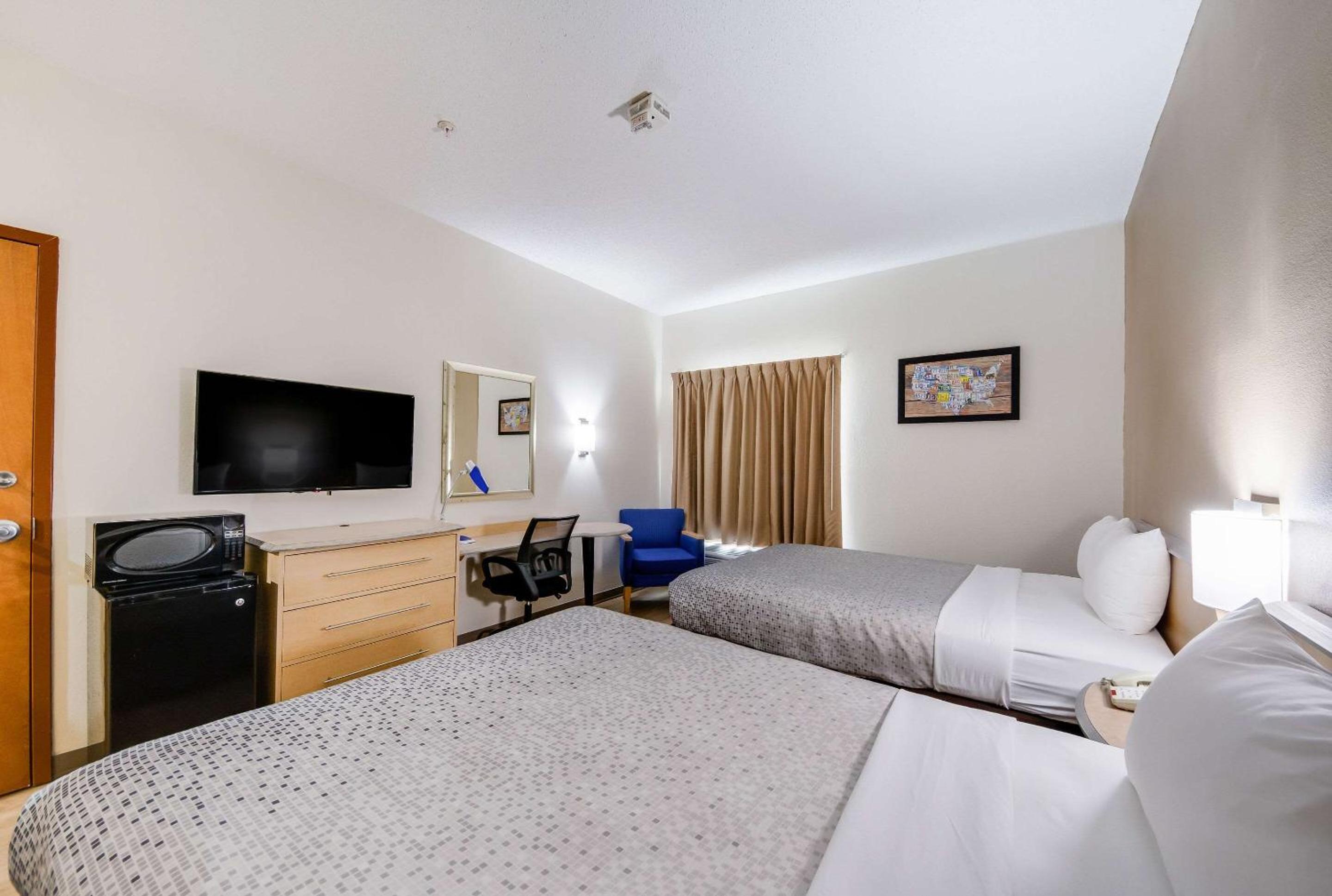 Queen Room with Two Queen Beds - Non-Smoking - Photo 2