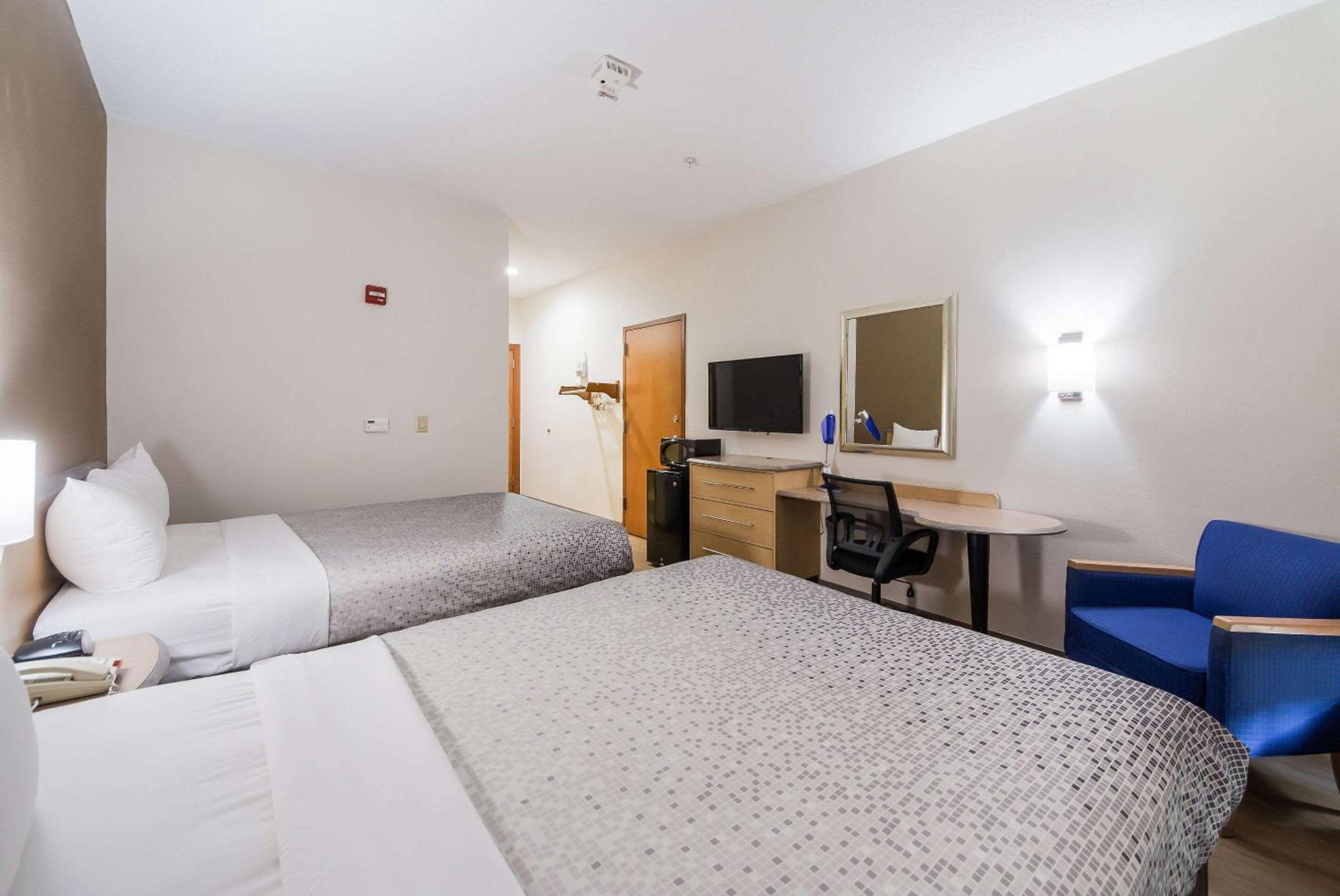 Queen Room with Two Queen Beds - Non-Smoking - Photo 5