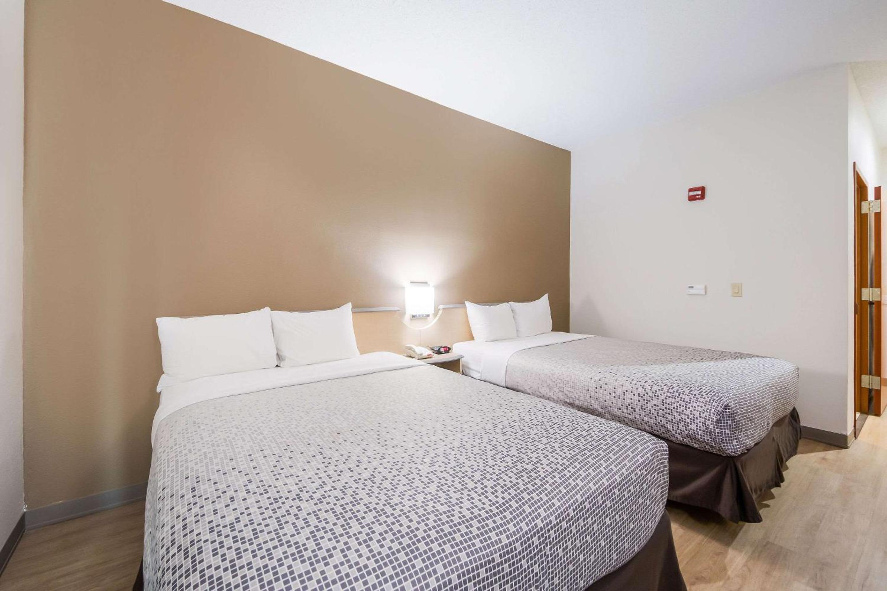 Queen Room with Two Queen Beds - Non-Smoking - Photo 4