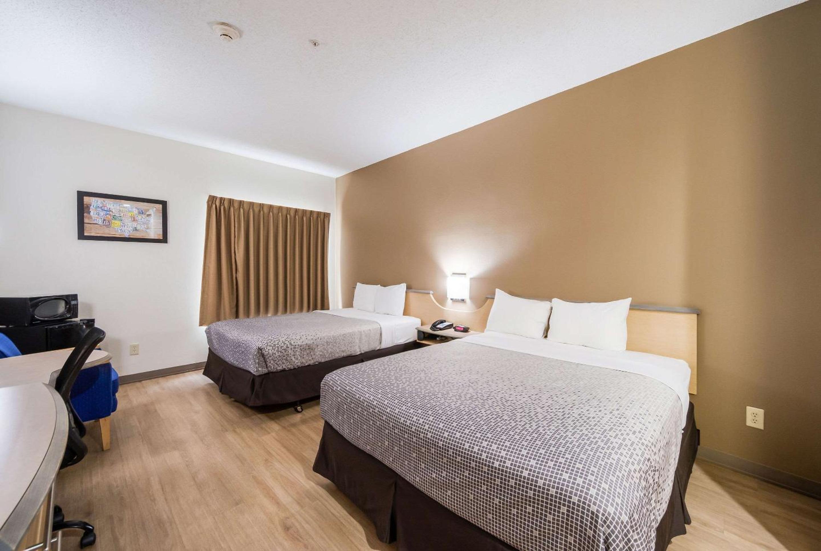 Queen Room with Two Queen Beds - Non-Smoking - Photo 1